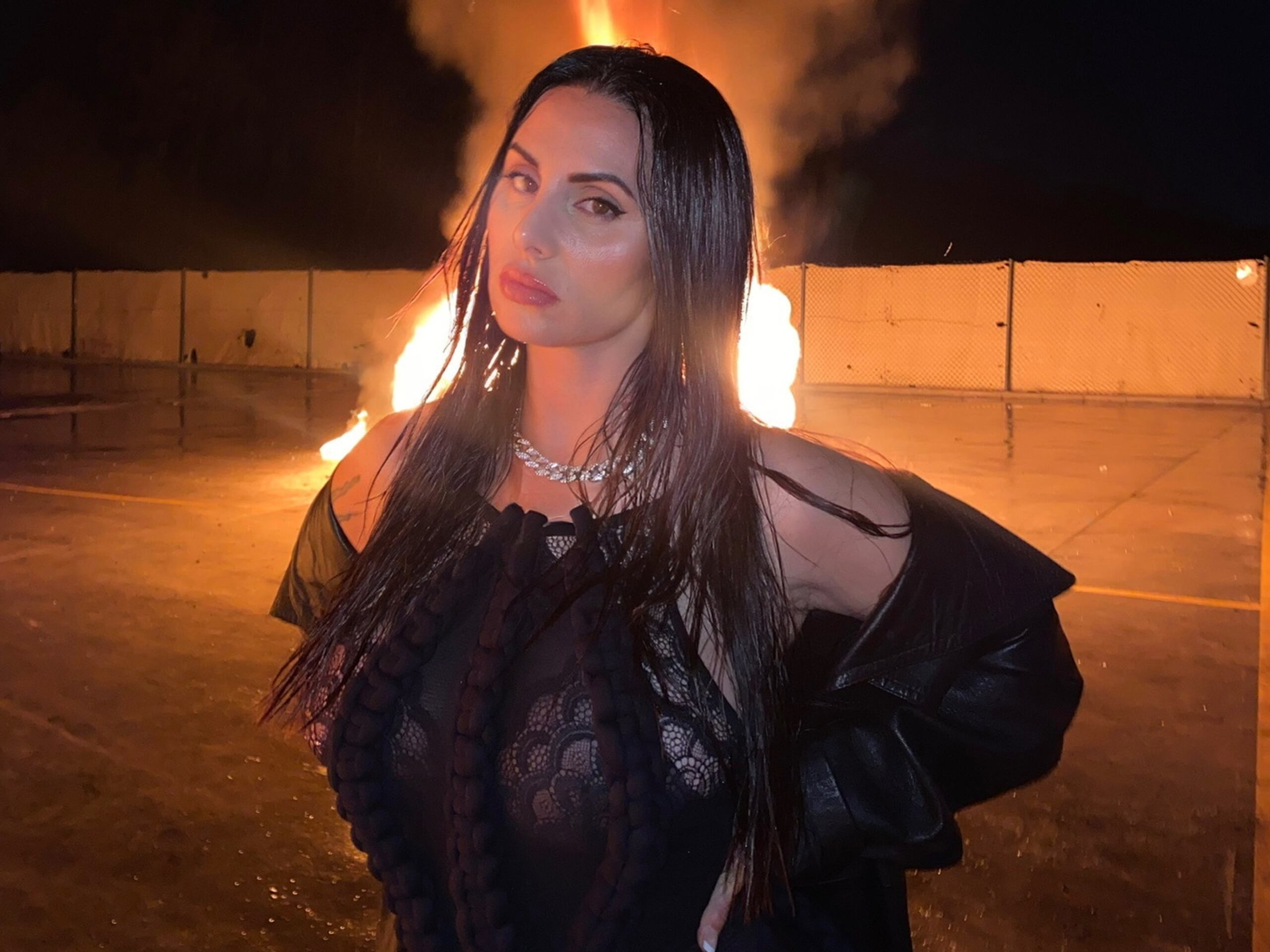 La artista, que hizo historia en el año 2021 al convertirse en la primera mujer en obtener los premios Latin Grammys por “Mejor Artista Urbana” y “Mejor Álbum Urbano”, busca reclamar su espacio con más energía, empoderamiento femenino y sensualidad.