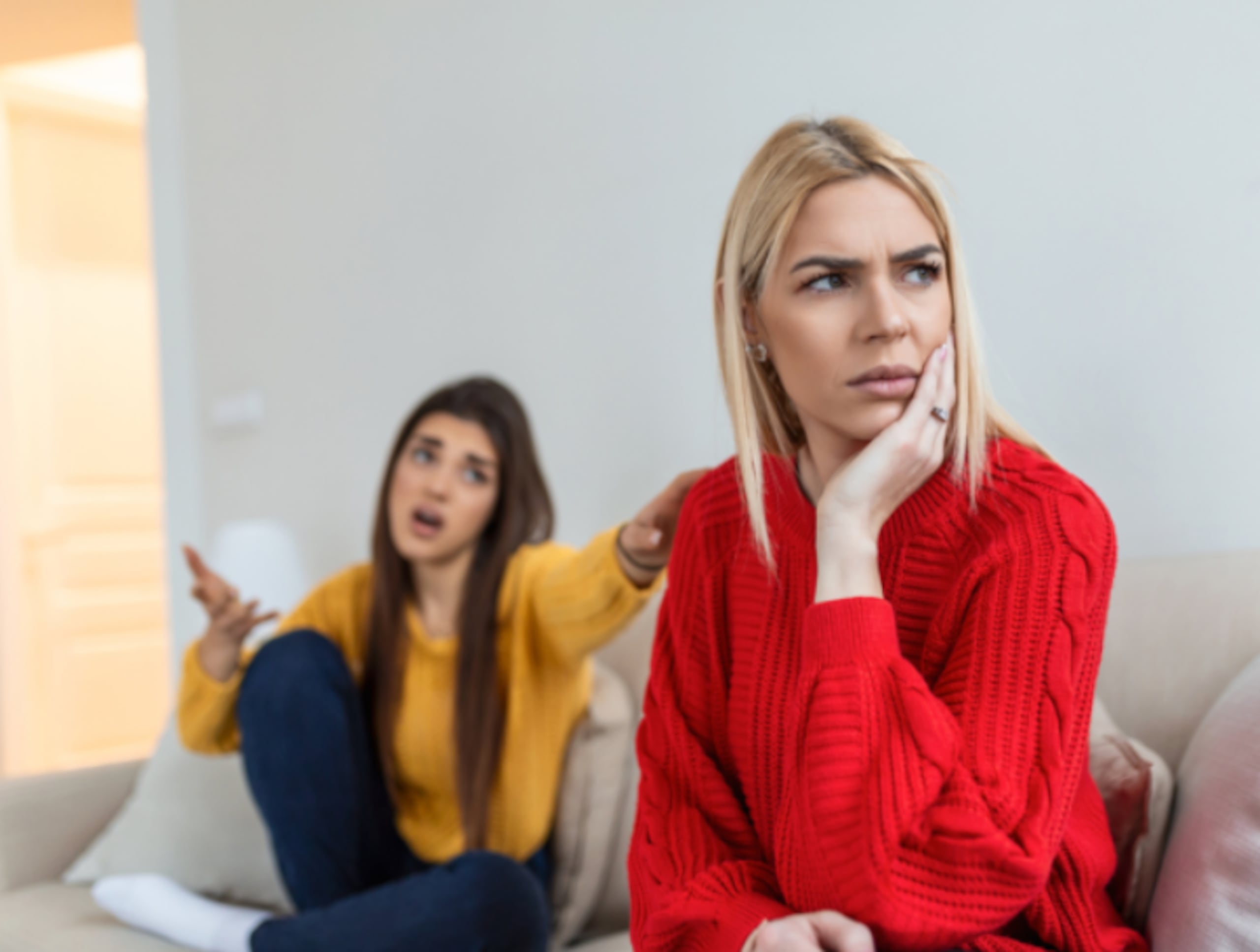 Las amistades se forman principalmente por similitud y circunstancias compartidas.