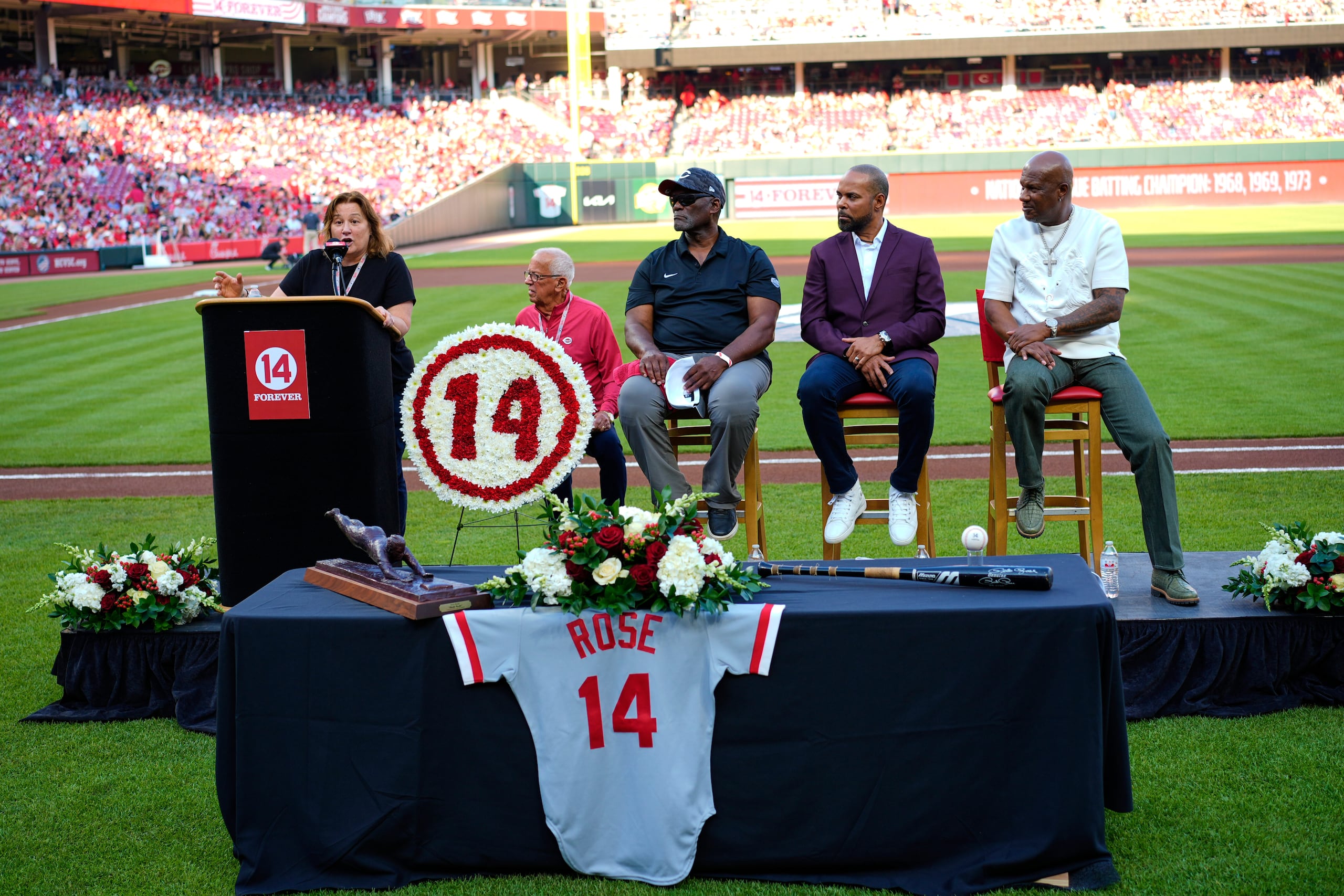 Fawn Rose, hija de Pete Rose, habla en un homenaje póstumo a su padre, el miércoles 14 de mayo de 2025, en Cincinnati. La acompañan de izquierda a derecha George Foster, Barry Larkin y Eric Davis.