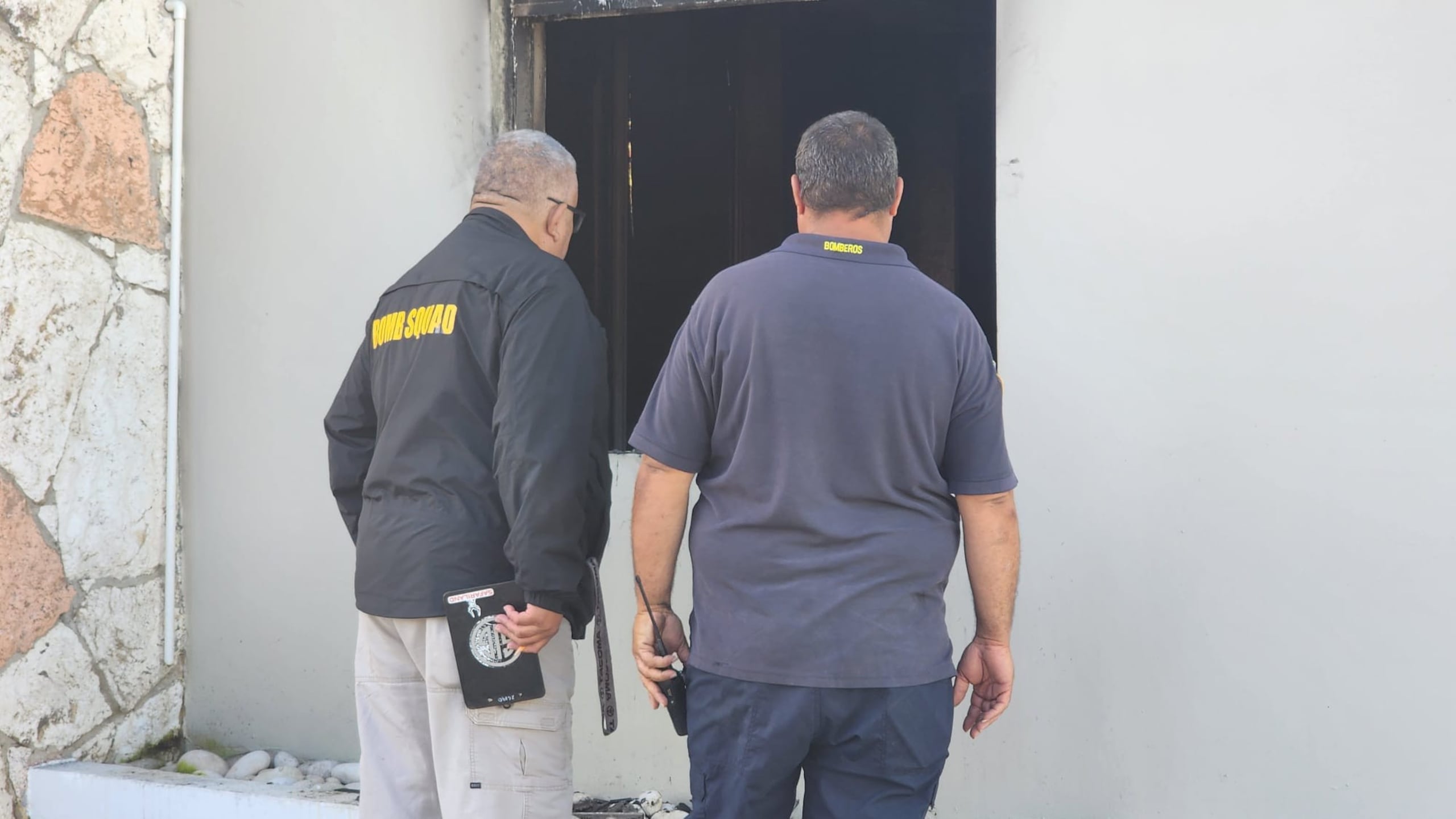 La Policía investiga si un escape de gas proveniente de varias hornillas, combinado con un incienso encendido dentro del apartamento, provocó la explosión.