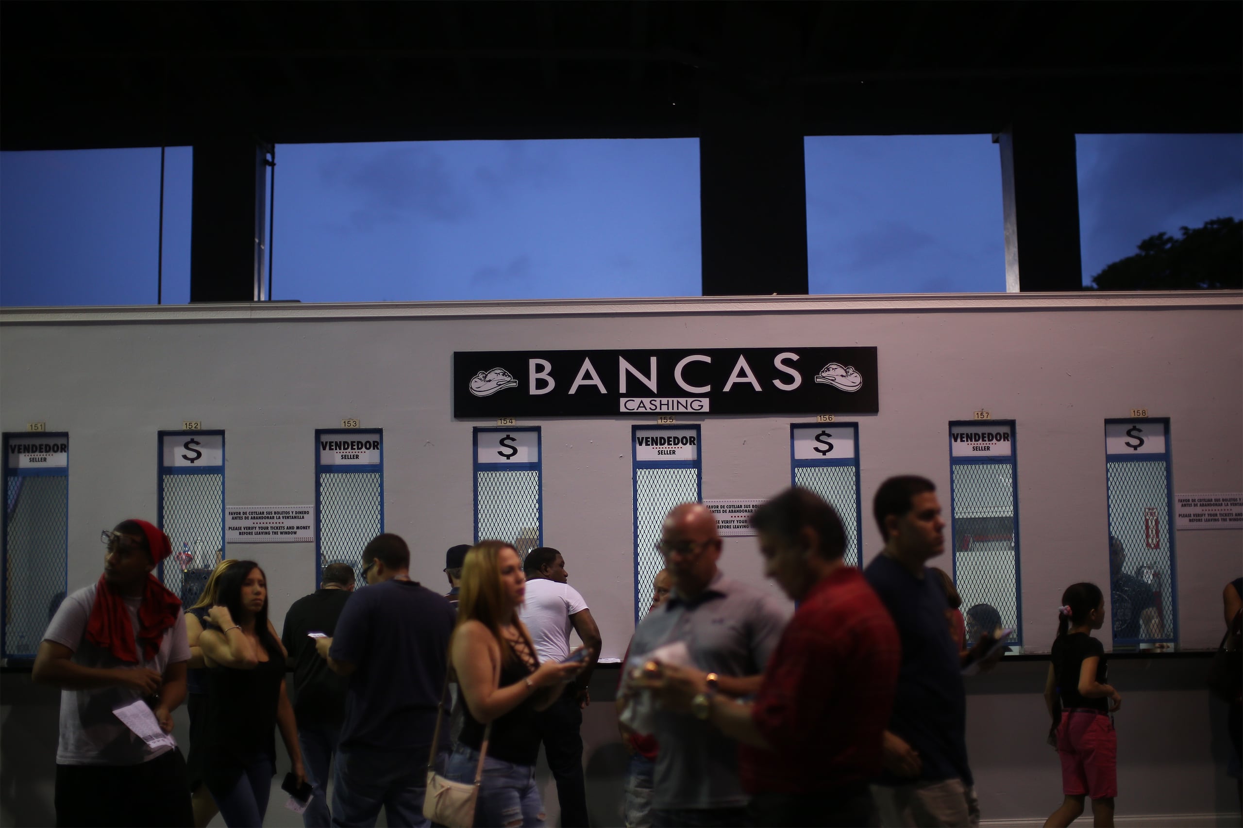 15 DE JULIO DEL 2016. HIPODROMO CAMARERO, CANOVANAS. CRONICA DE LAS CARRERAS NOCTURNAS. EN LA FOTO JUGADORES HACEN SUS APUESTAS EN LA BANCA