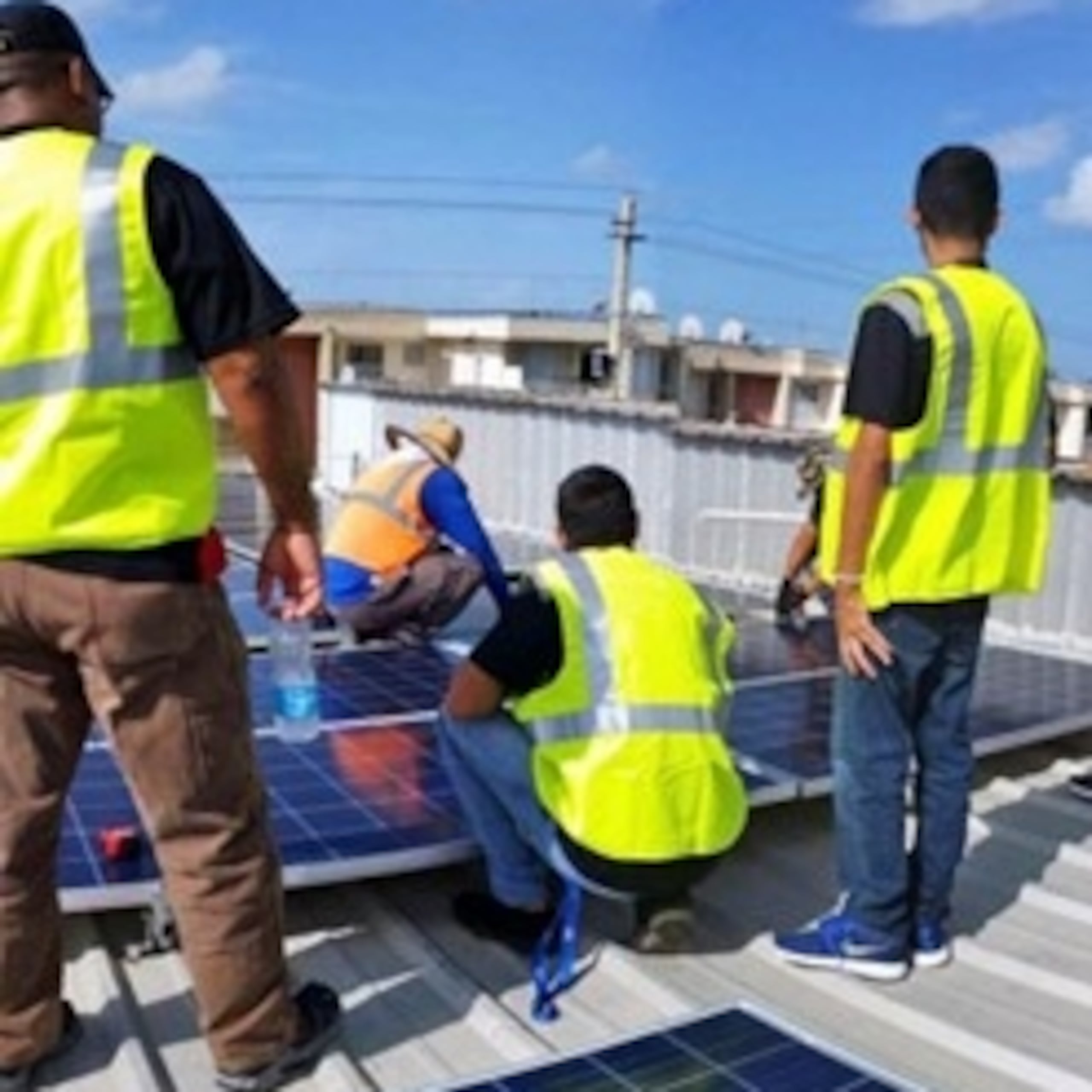 La escuela Técnica de Electricidad cuenta con diversos servicios al estudiante como la ayuda para ubicarse en trabajos relacionados con sus áreas de estudio.