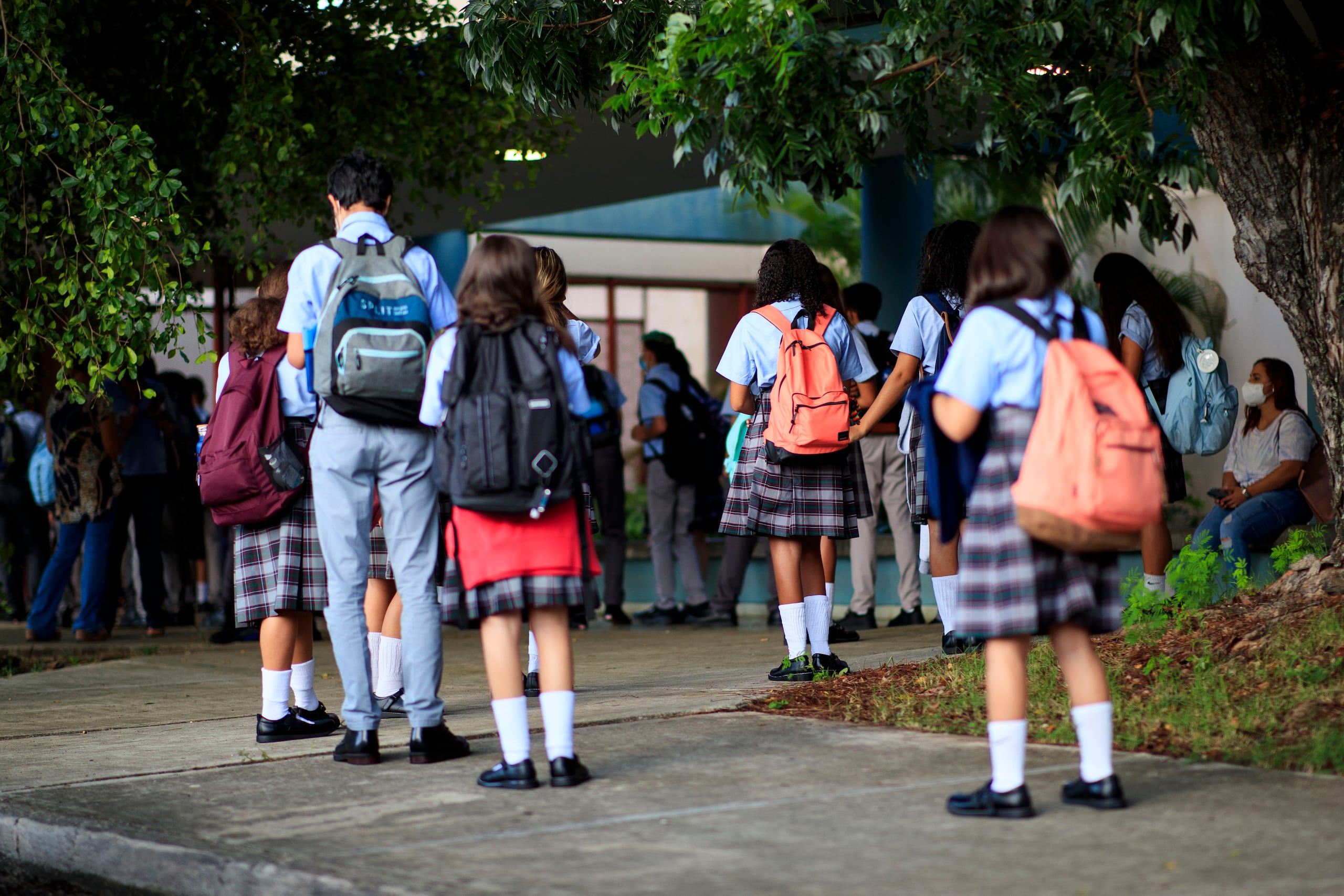 Estudiantes esperan para pasar por el proceso de cernimiento en la Escuela Superior University Gardens, en Río Piedras.