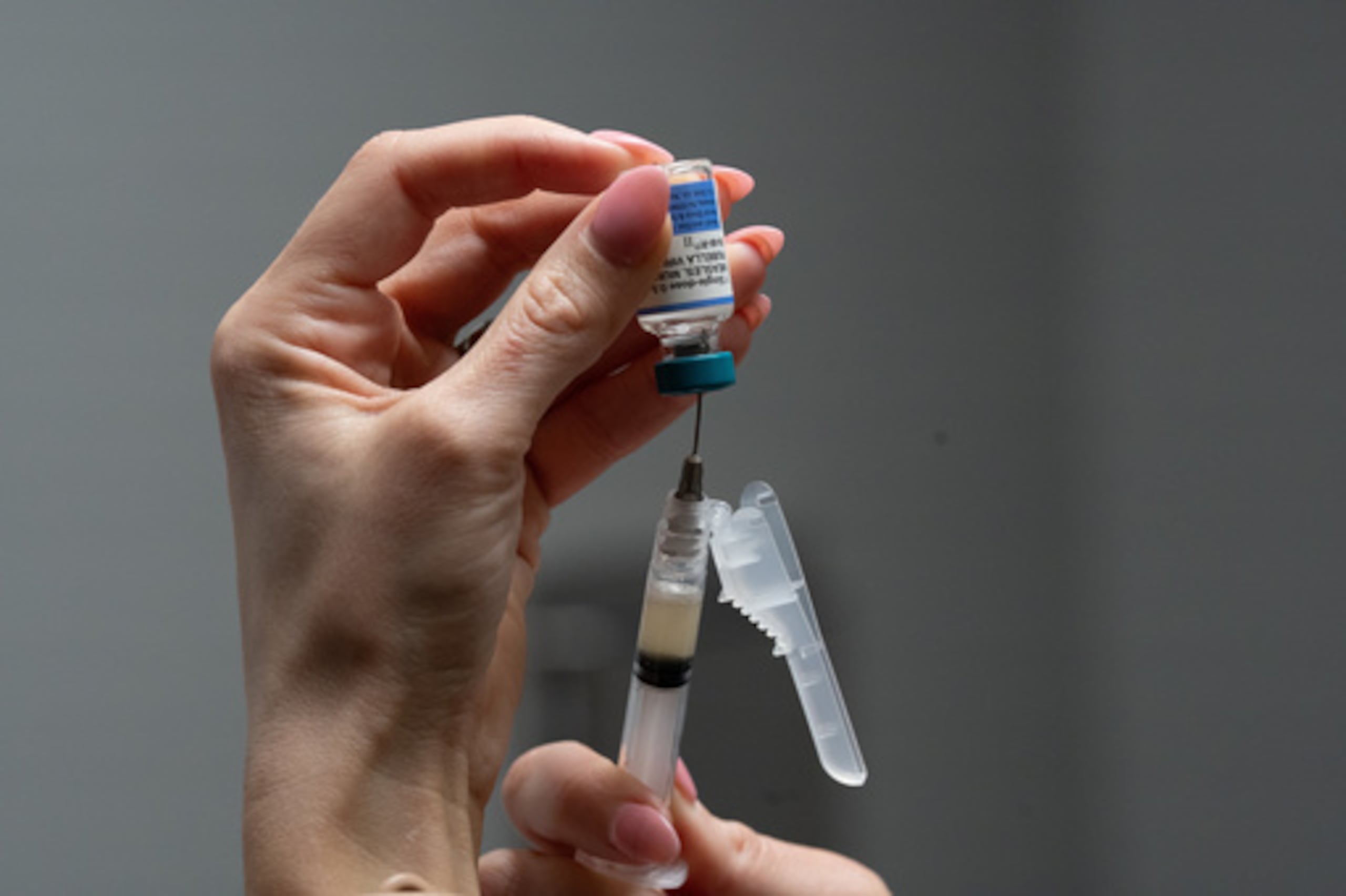 ARCHIVO - Una enfermera prepara una vacuna combinada contra el sarampión, las paperas y la rubéola para un paciente en una clínica pediátrica de Easley, Carolina del Sur, el 17 de marzo de 2026. (Foto AP/Mary Conlon, archivo)