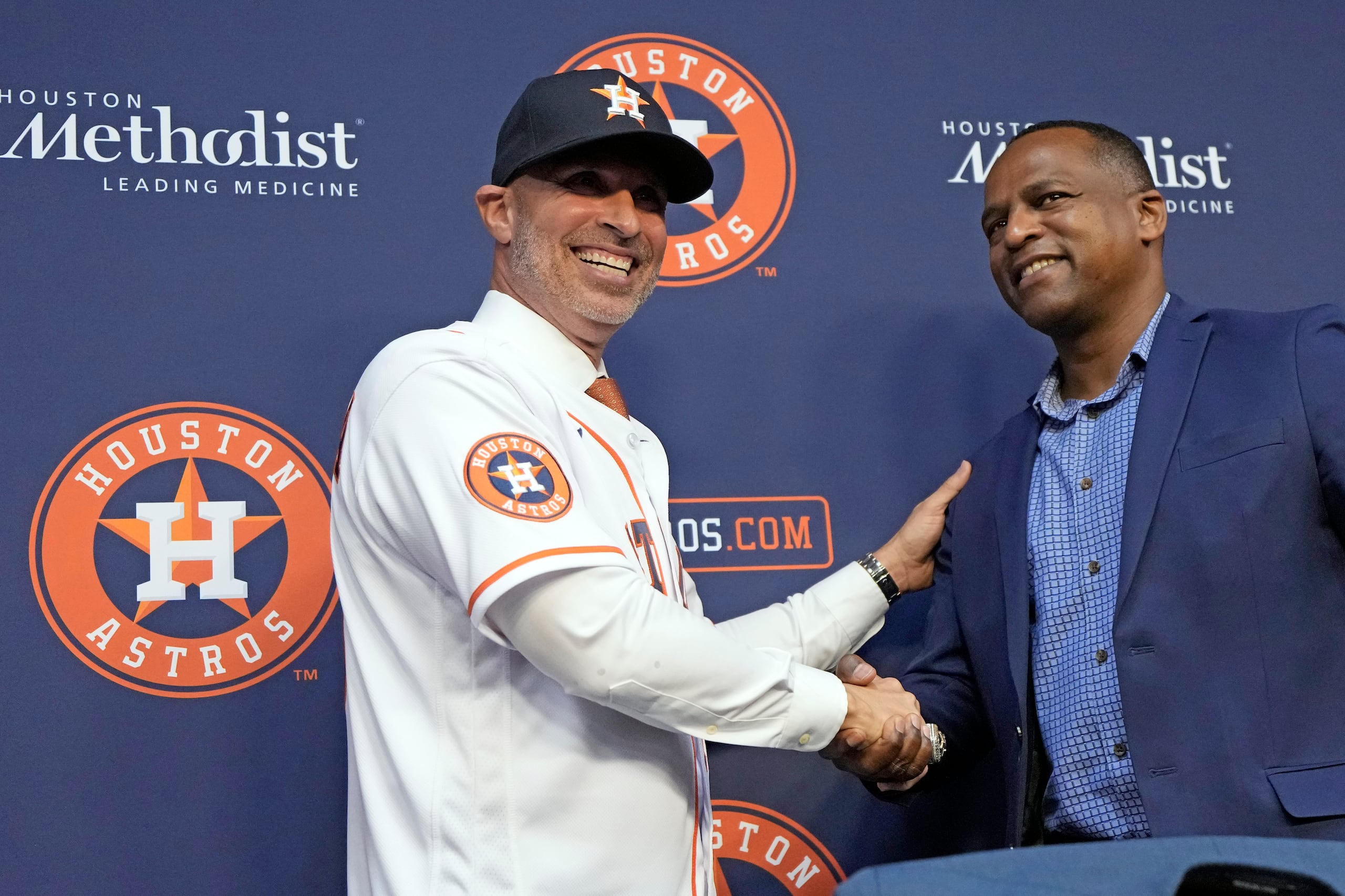 El nuevo mánager de los Astros de Houston, el puertorriqueño Josué Espada le da la mano al gerente general, Dana Brown, en conferencia de prensa.