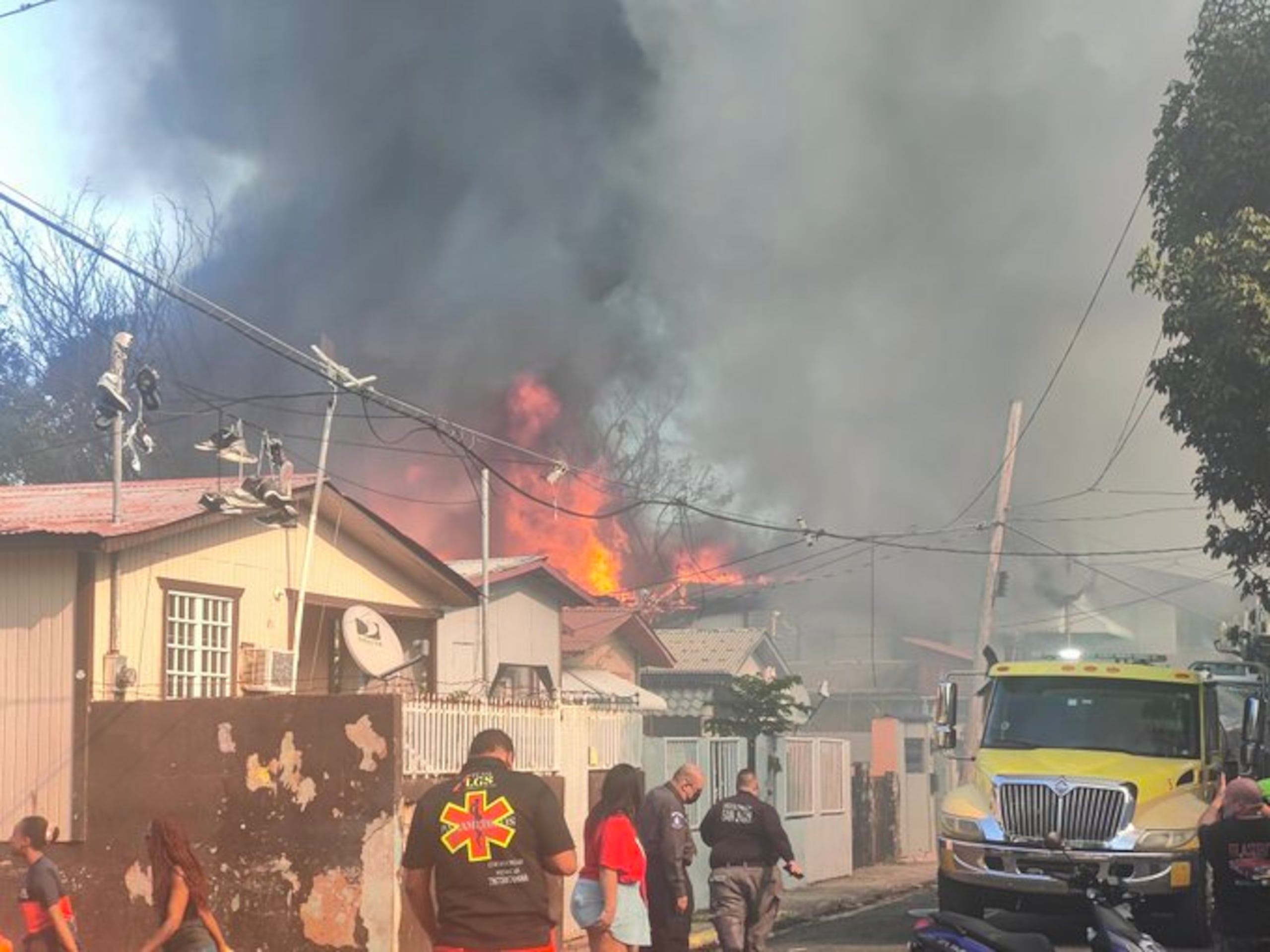 El incendio ya fue controlado, aunque ahora los bomberos trabajan en el enfriamiento del área.
