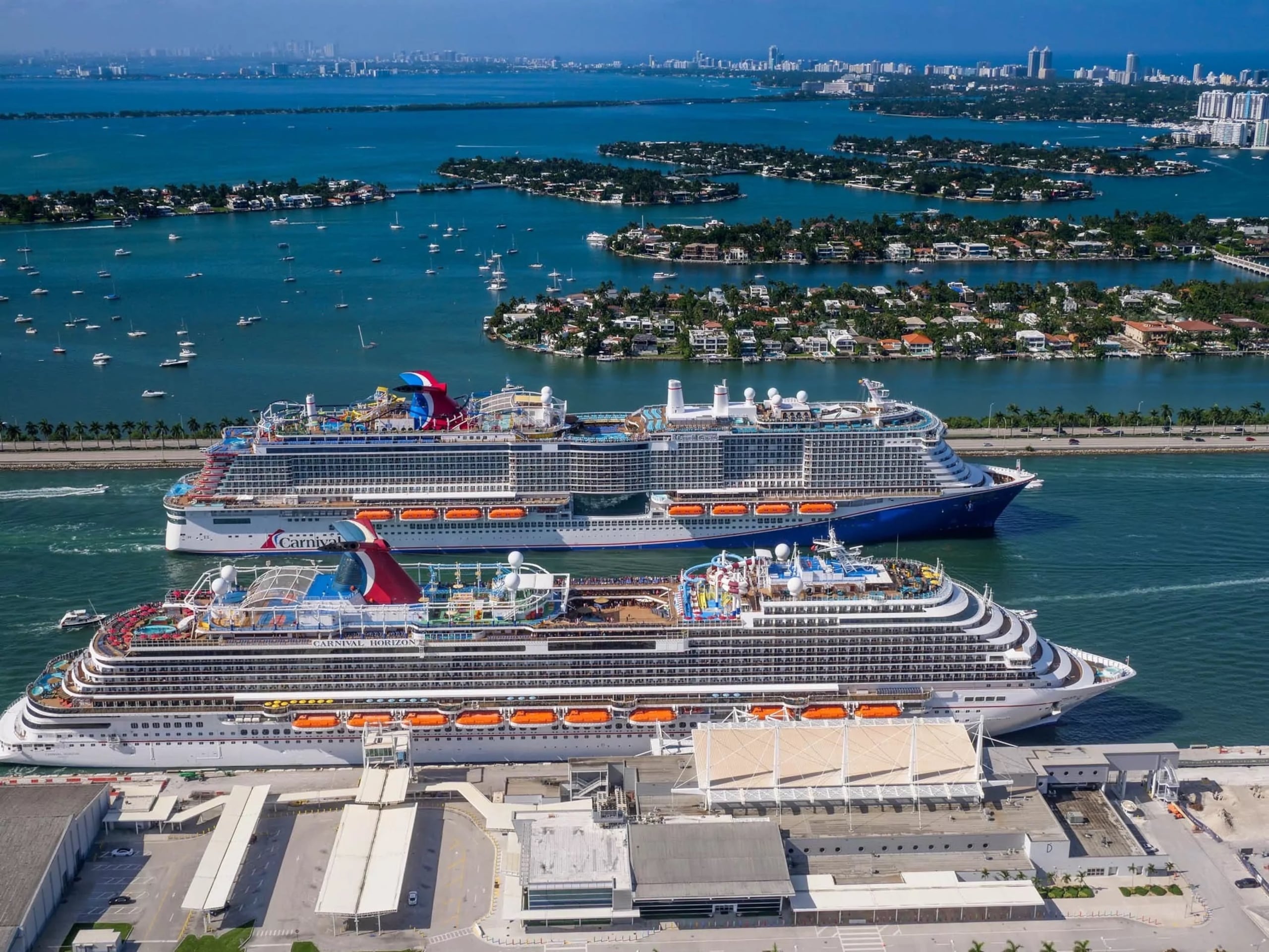 Aunque Carnival Cruises no requiere uso de mascarillas a bordo para pasajeros vacunados, sí hay que usarlas durante el embarque y desembarque, así como en transporte de excursiones realizadas por la empresa.