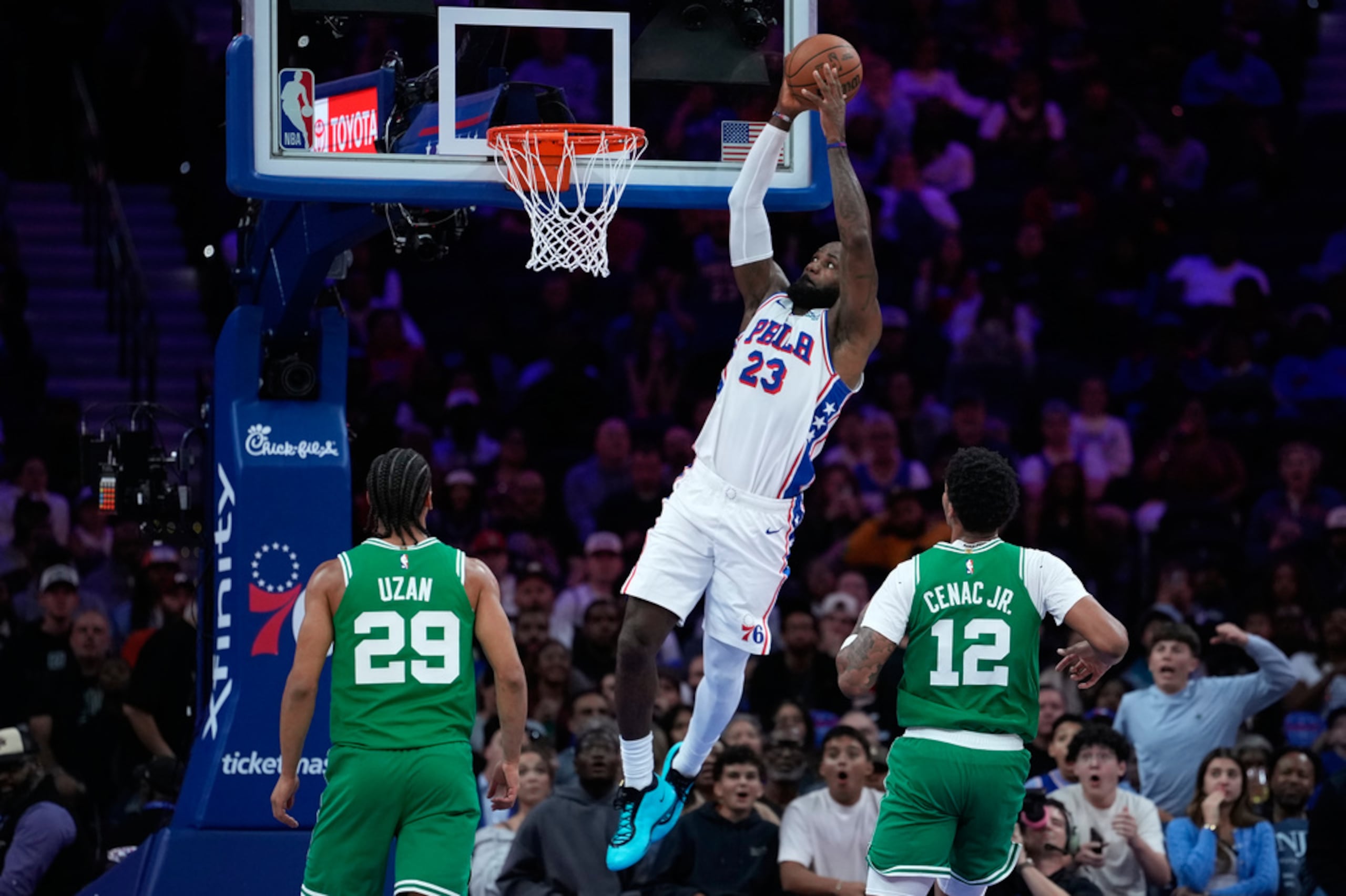 LeBron James (23), de los Sixers de Filadelfia, se alza para clavar el balón durante la primera mitad del partido de pretemporada de baloncesto de la NBA contra los Celtics de Boston, el viernes 16 de octubre de 2026, en Filadelfia. (AP Foto/Matt Slocum)