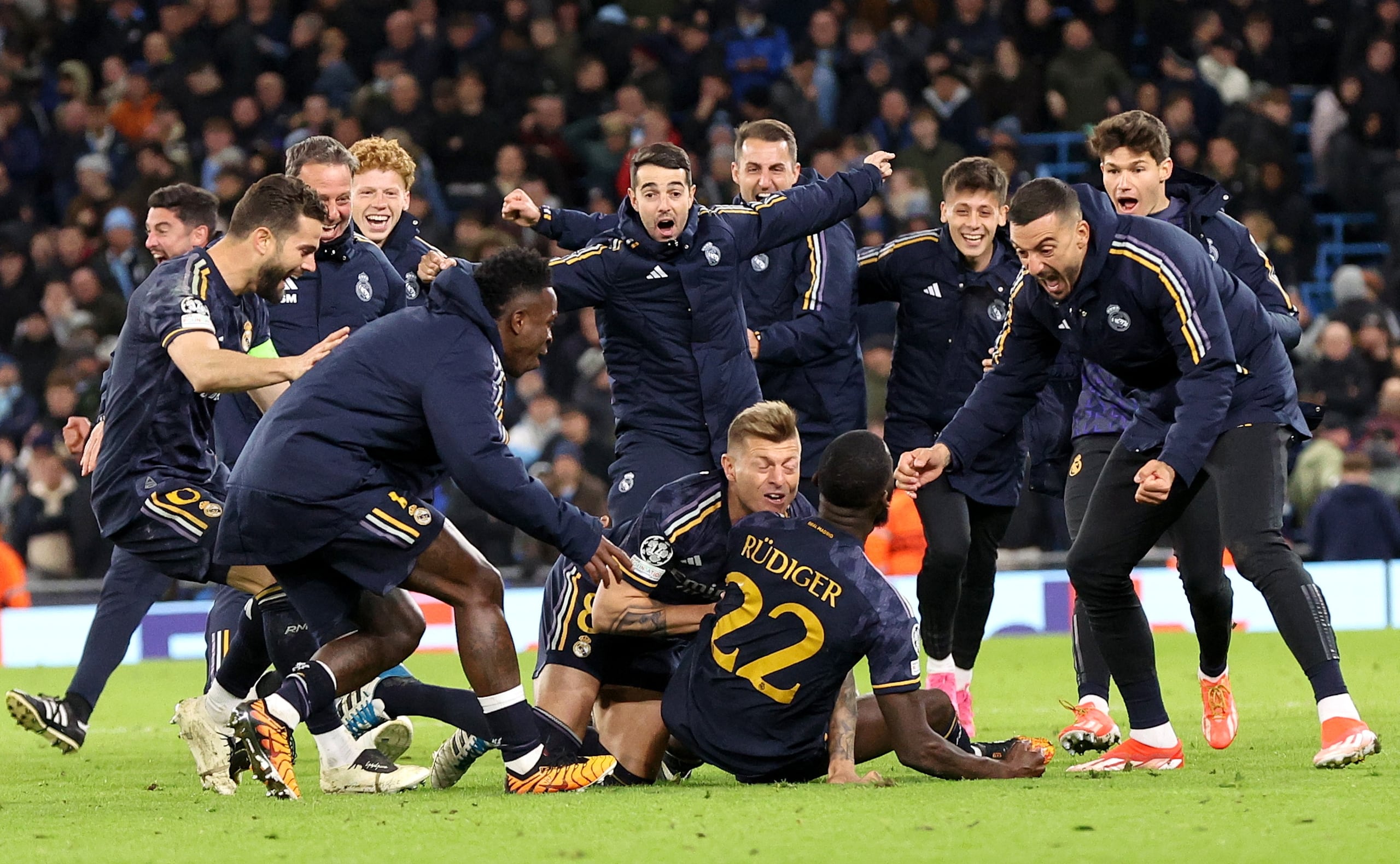 Jeremy de León, de pelo rojizo al fondo entre el grupo de jugadores a mano izquierda, celebra con el Real Madrid el pase a las semifinales de la Champions League en Manchester.
