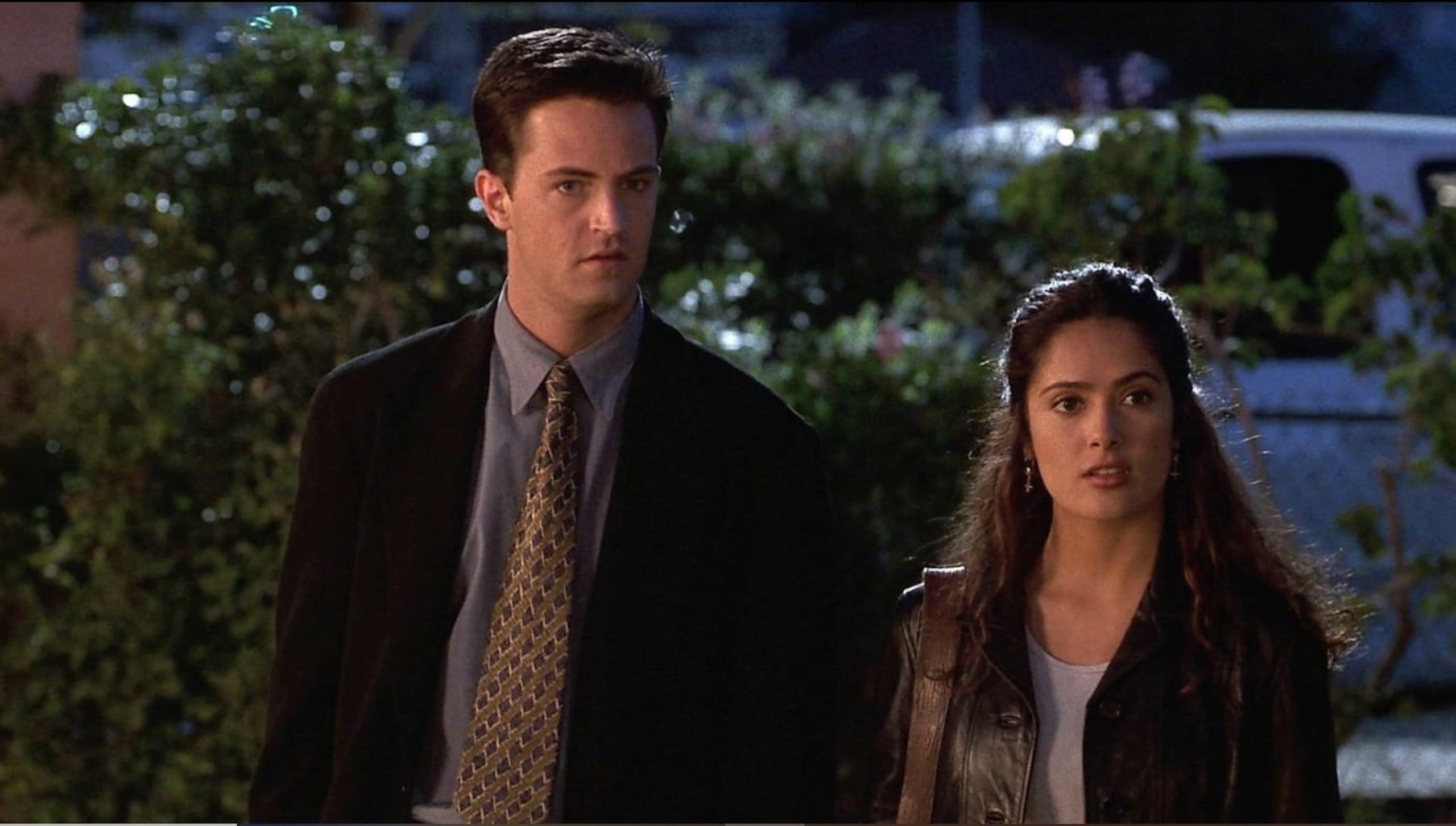 Matthew Perry y Salma Hayek en la película “Fools Rush In”.