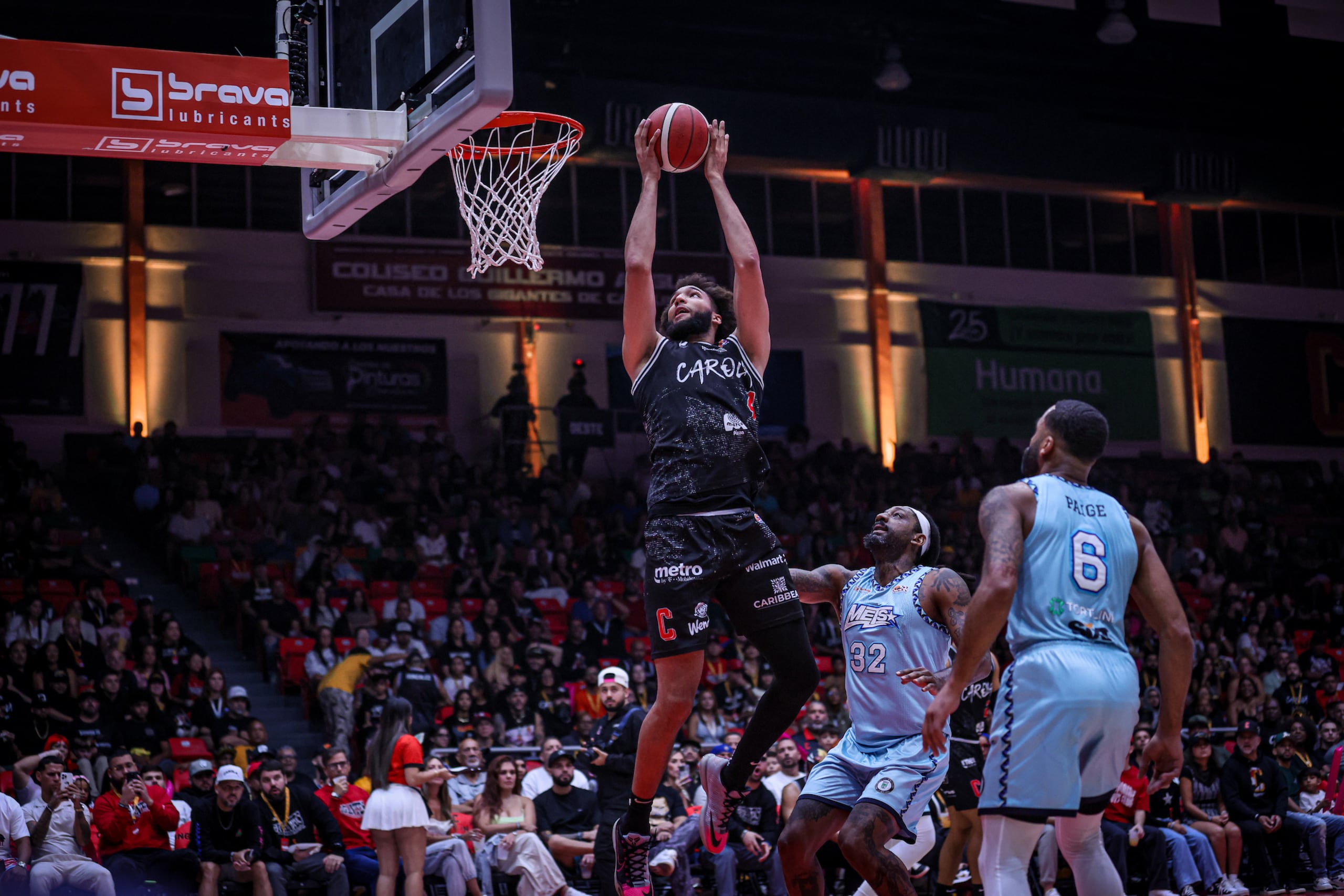 George Conditt IV, de los Gigantes de Carolina, busca anotar ante los Mets de Guaynabo.