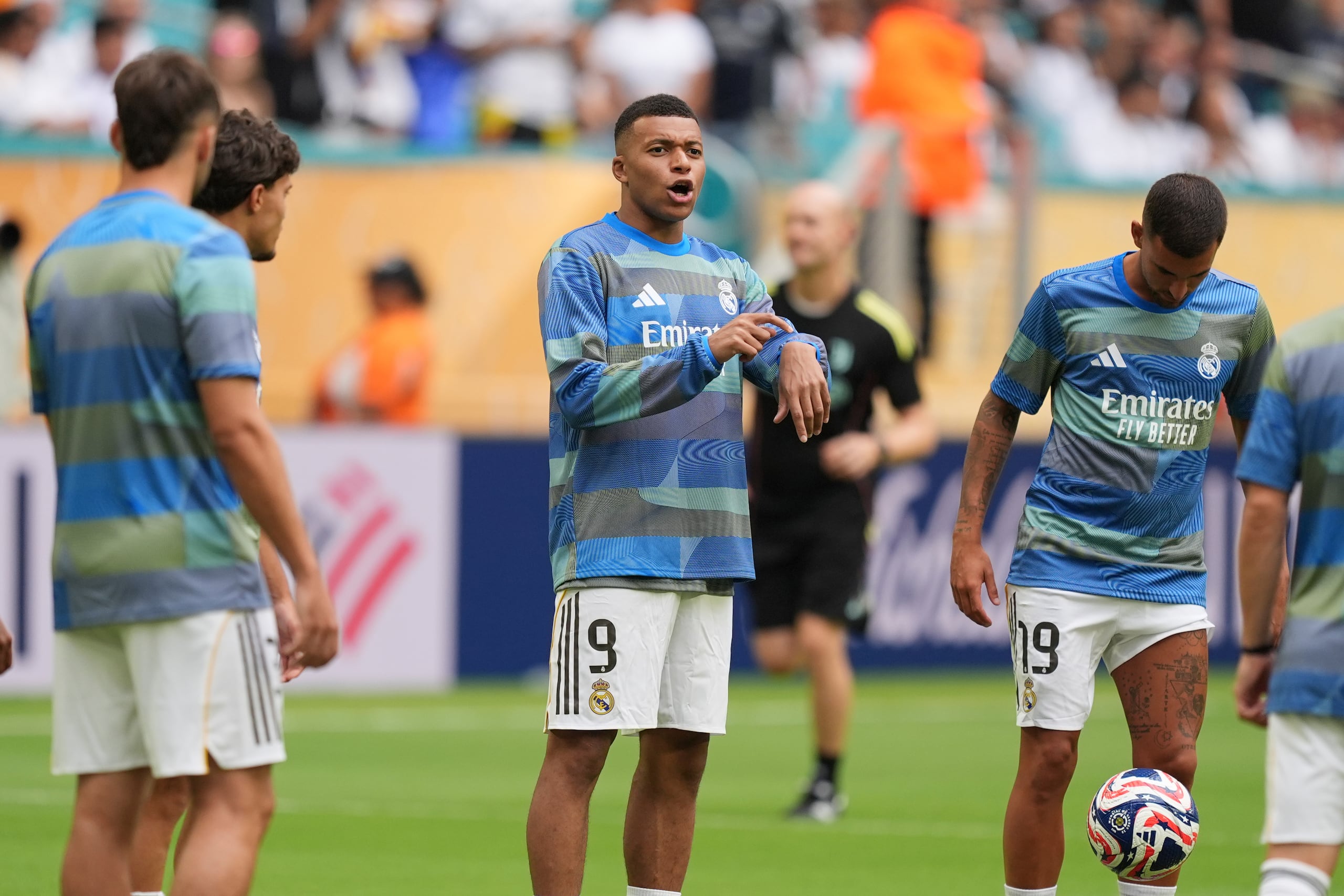 Kylian Mbappé del Real Madrid calienta con su equipo antes del duelo de octavos de final ante la Juventus en el Mundial de Clubes el martes primero de julio del 2025.