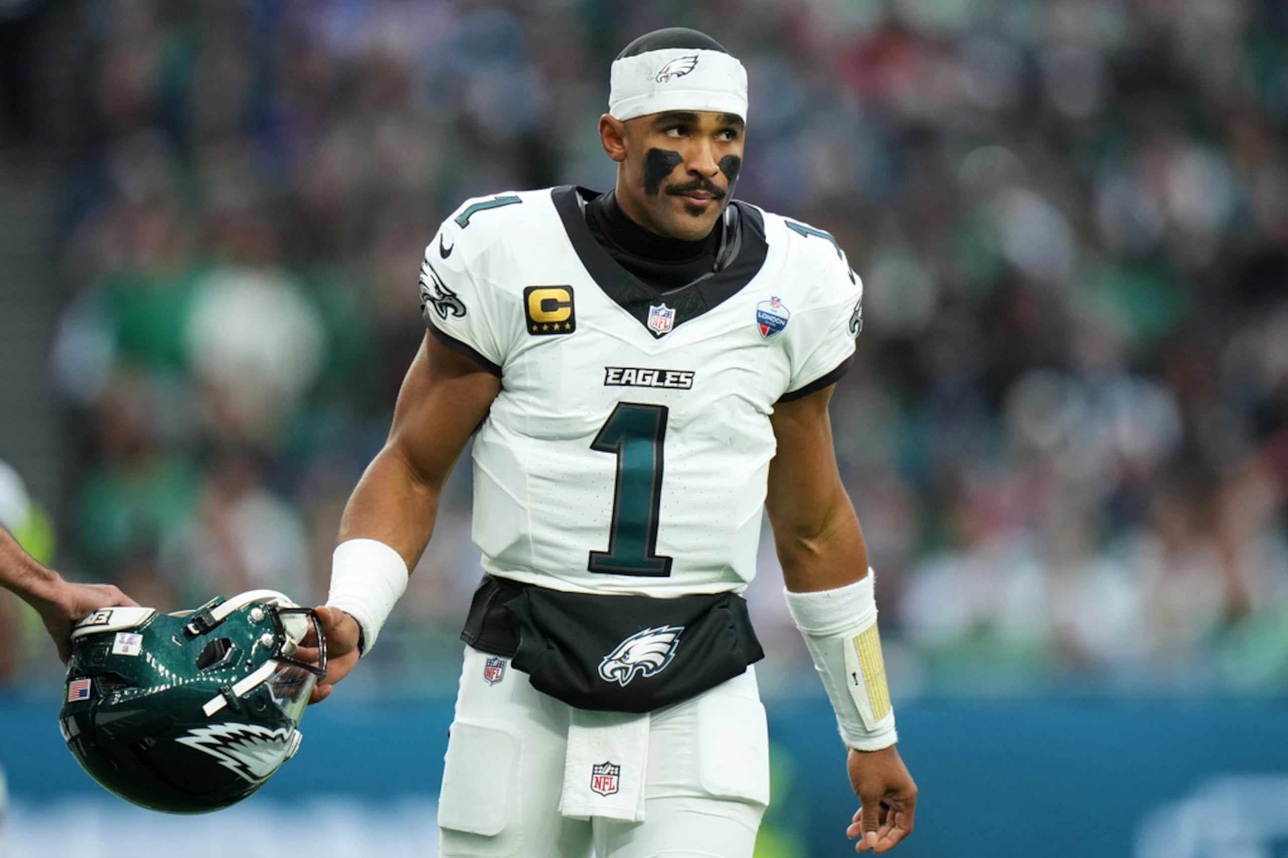 Los Eagles colocaron a Jalen Hurts en la lista de reservas por lesión el sábado, dos días después de que el equipo revelara que presentaba un coágulo sanguíneo en la pantorrilla.