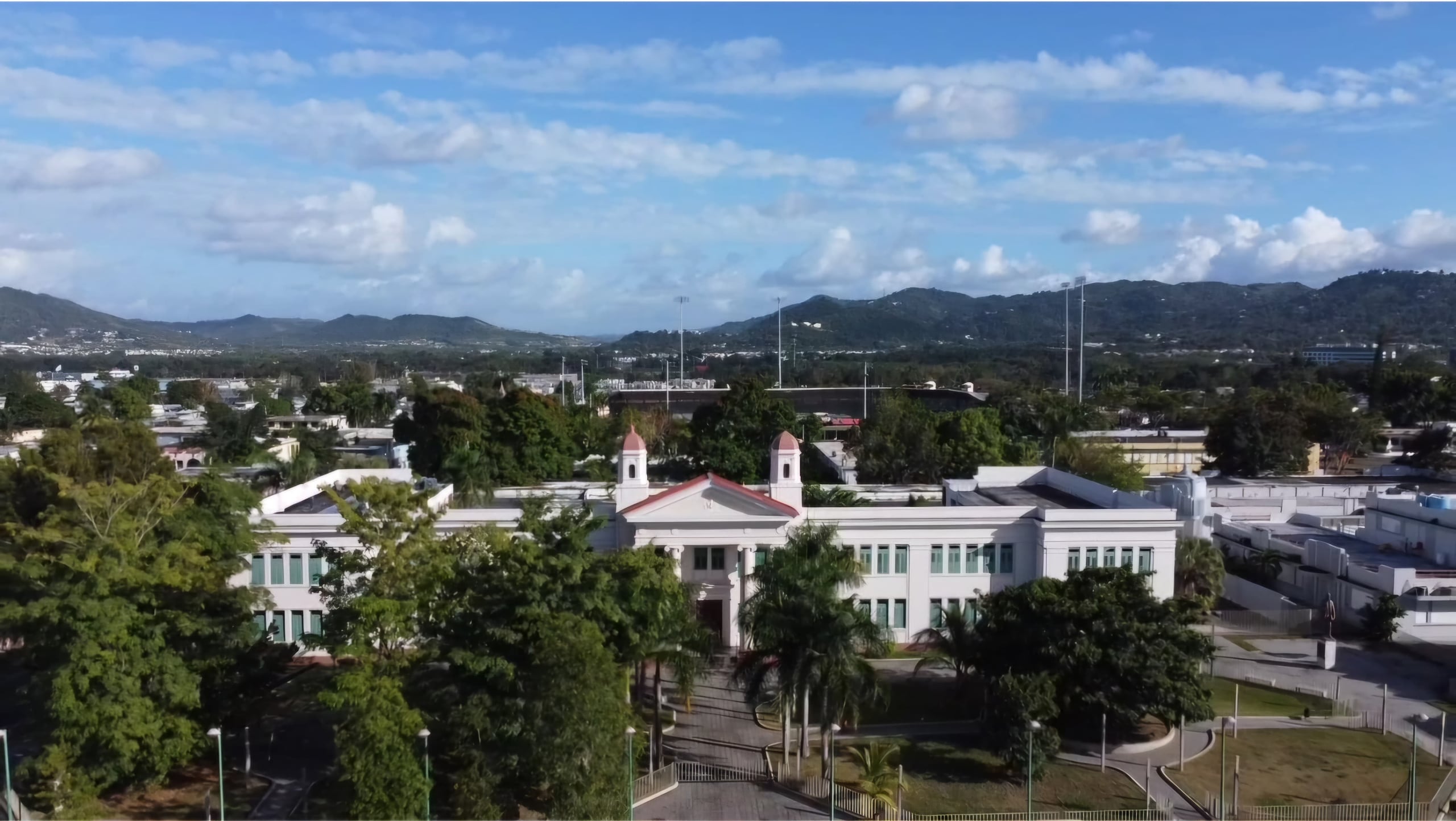 La Escuela Superior José Gautier Benítez fue semilleros para grandes talentos en el mundo de espectáculos y deportes de Puerto Rico.