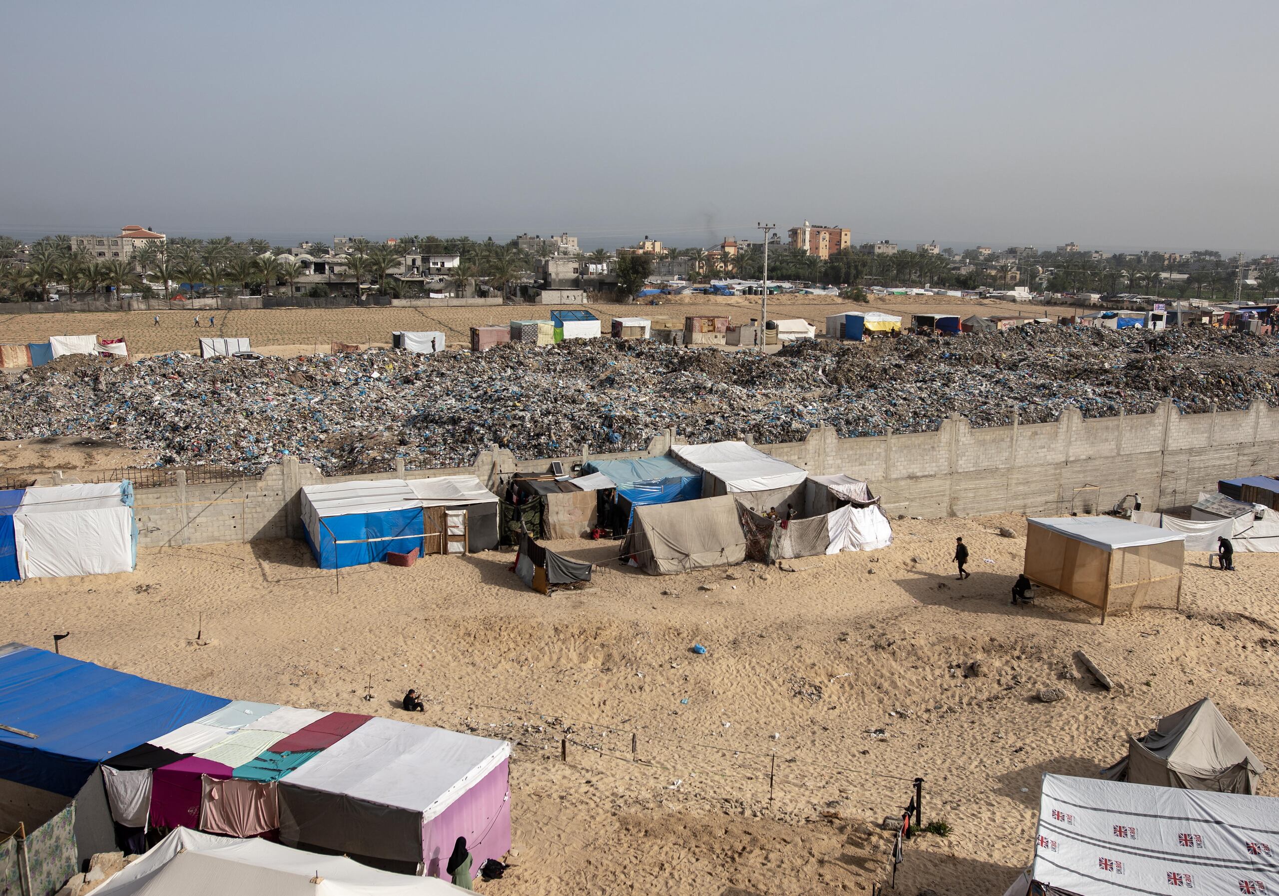 Desplazados palestinos viven en tiendas de campaña montadas junto a montañas de basura cerca de Jan Yunis, al sur de Gaza. (EFE/EPA/HAITHAM IMAD ATTENTION: This Image is part of a PHOTO SET)