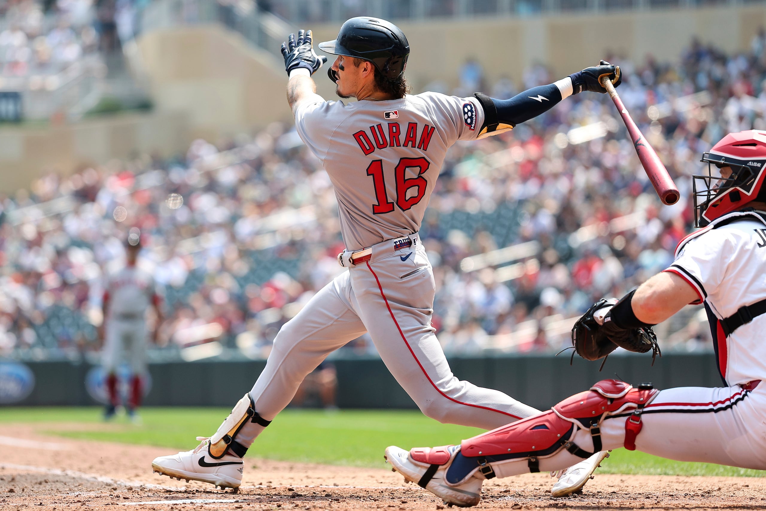 Jarren Duran de los Red Sox de Boston conecta un sencillo ante los Twins de Minnesota, el miércoles 30 de julio de 2025, en Minneapolis.