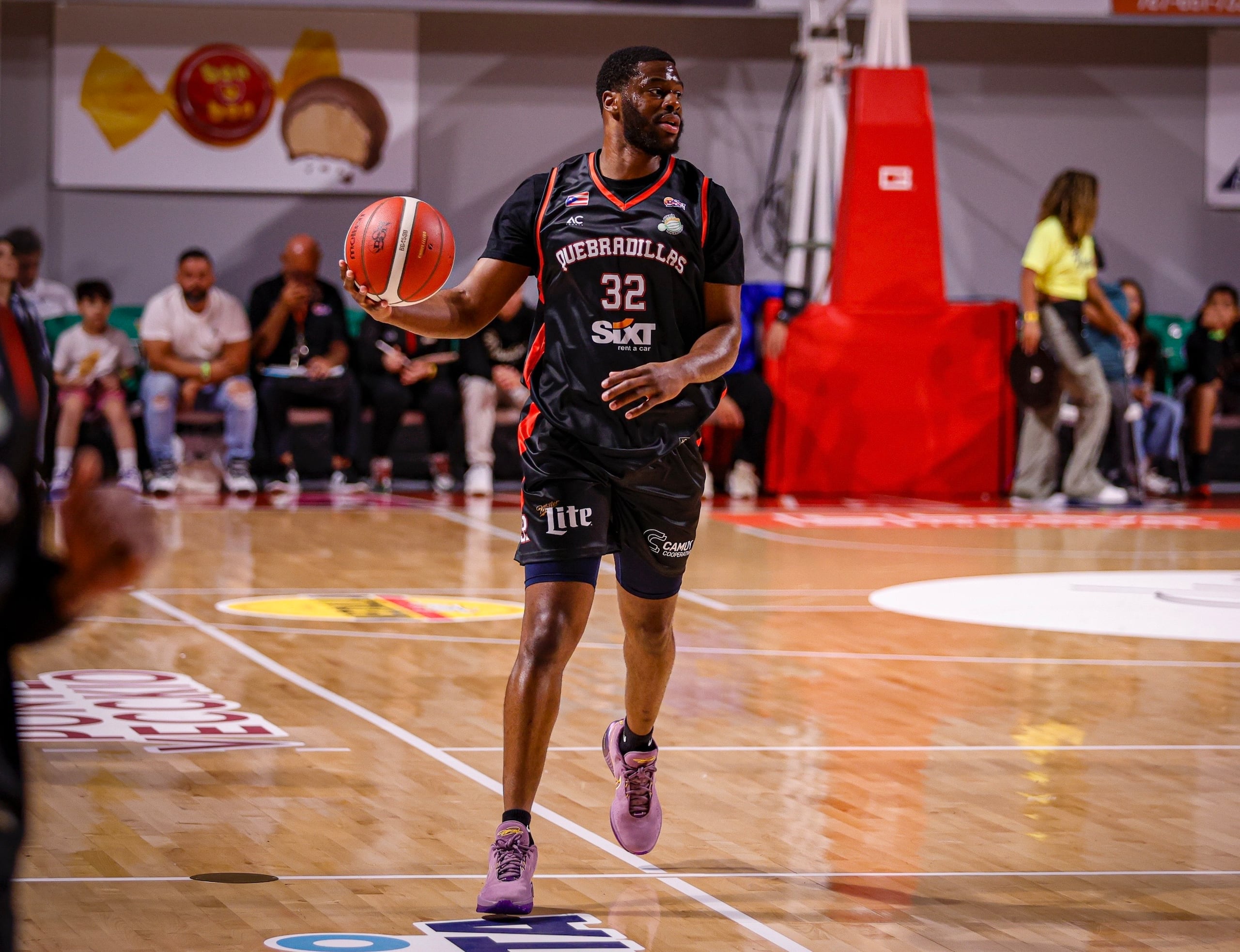 El armador importado de los Piratas de Quebradillas, Emmanuel Mudiay, en un partido contra los Indios de Mayagüez.