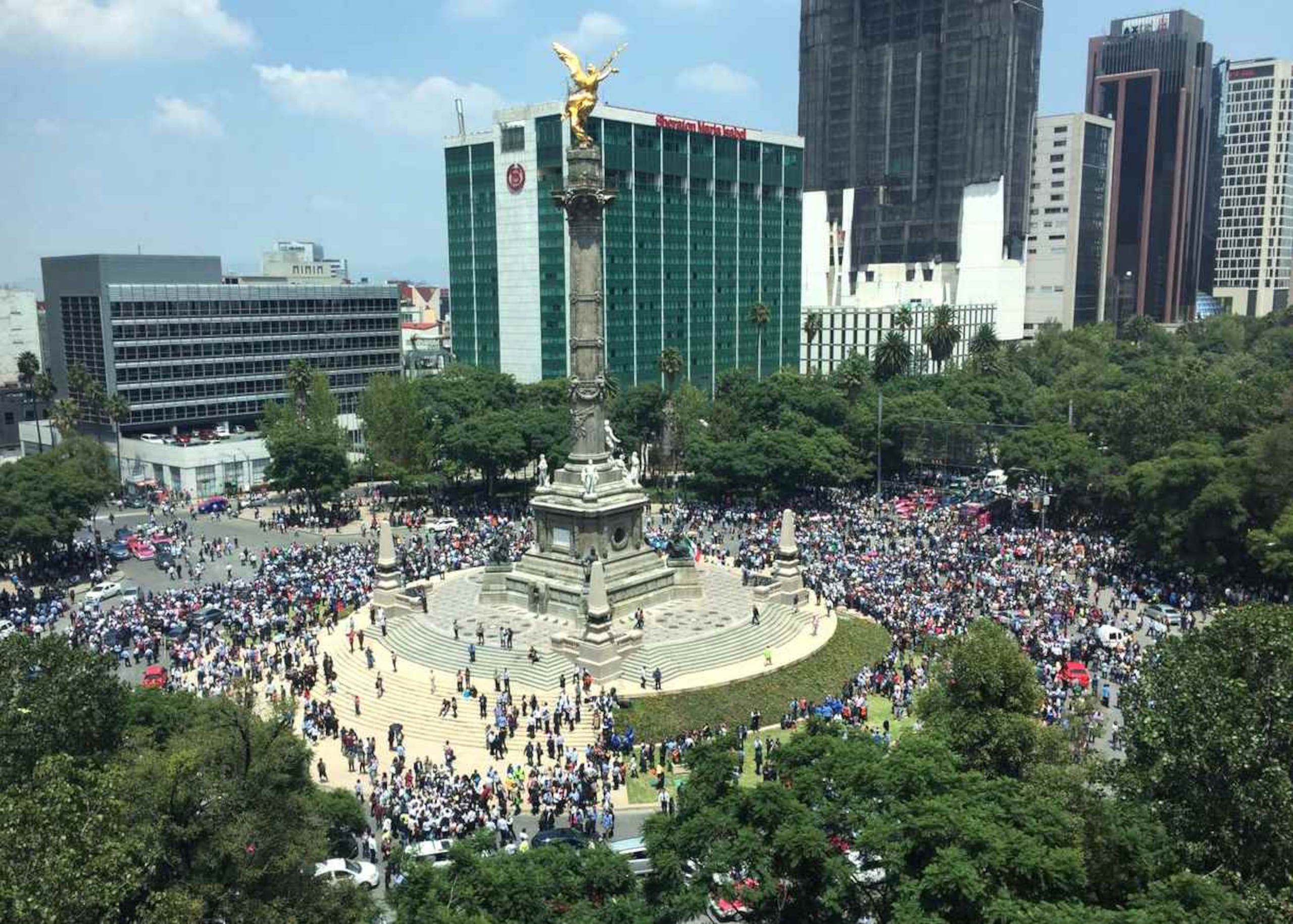 Los mexicanos corrieron hasta llegar hasta el Ángel de la Independencia. (AP)