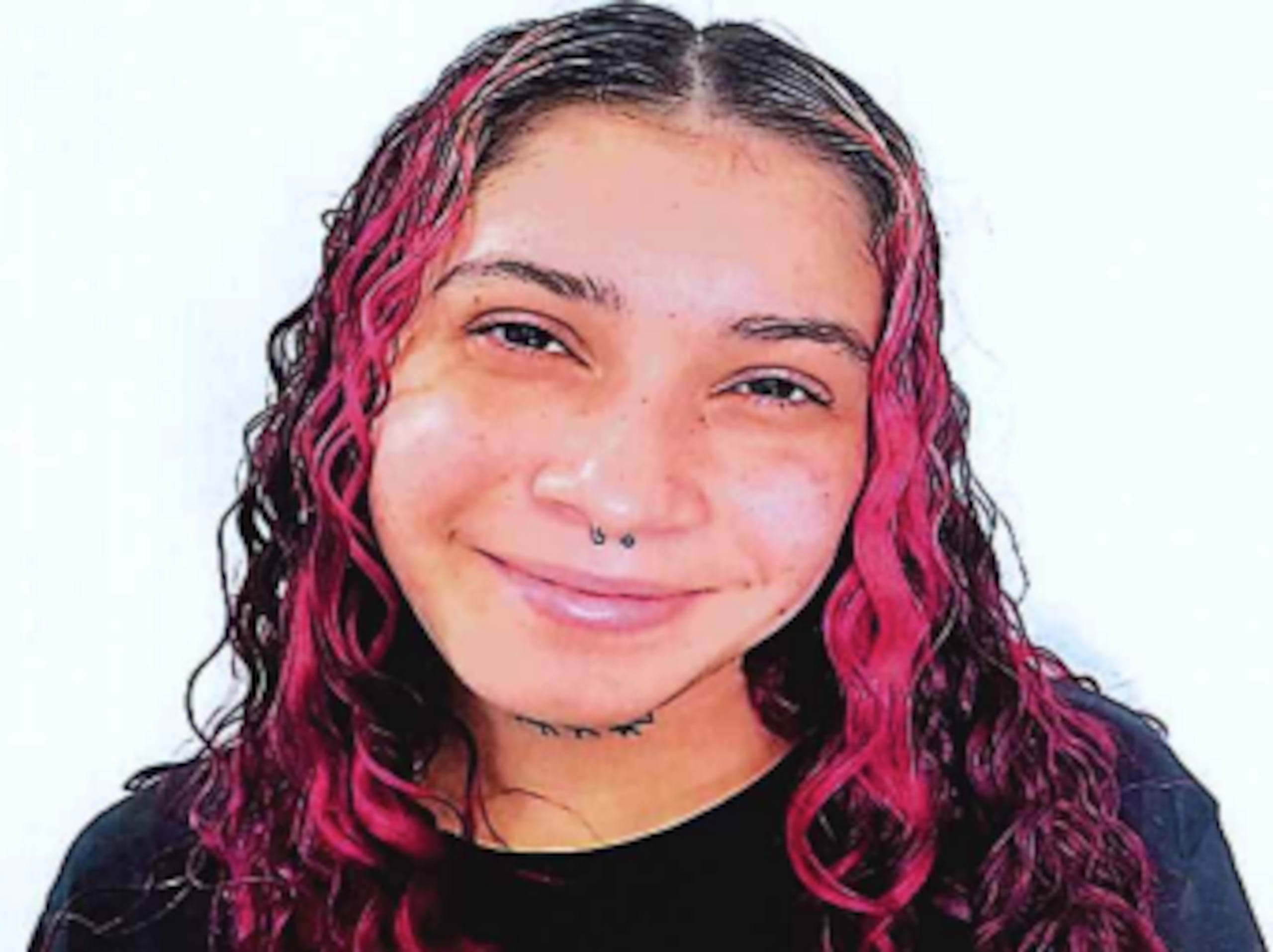 Bryana M. Vázquez Mercado fue descrita como de tez blanca, cinco pies de estatura, 110 libras de peso, ojos color marrón y cabello largo, teñido de color rosa.