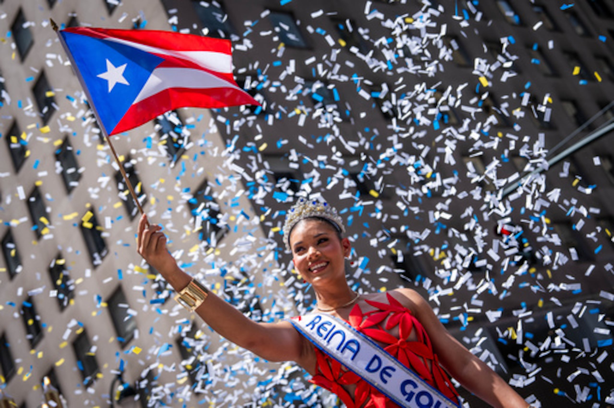 Una persona participa en el Desfile Nacional del Día de Puerto Rico, el domingo 14 de junio de 2026 en Nueva York. (Foto AP/Adam Gray)