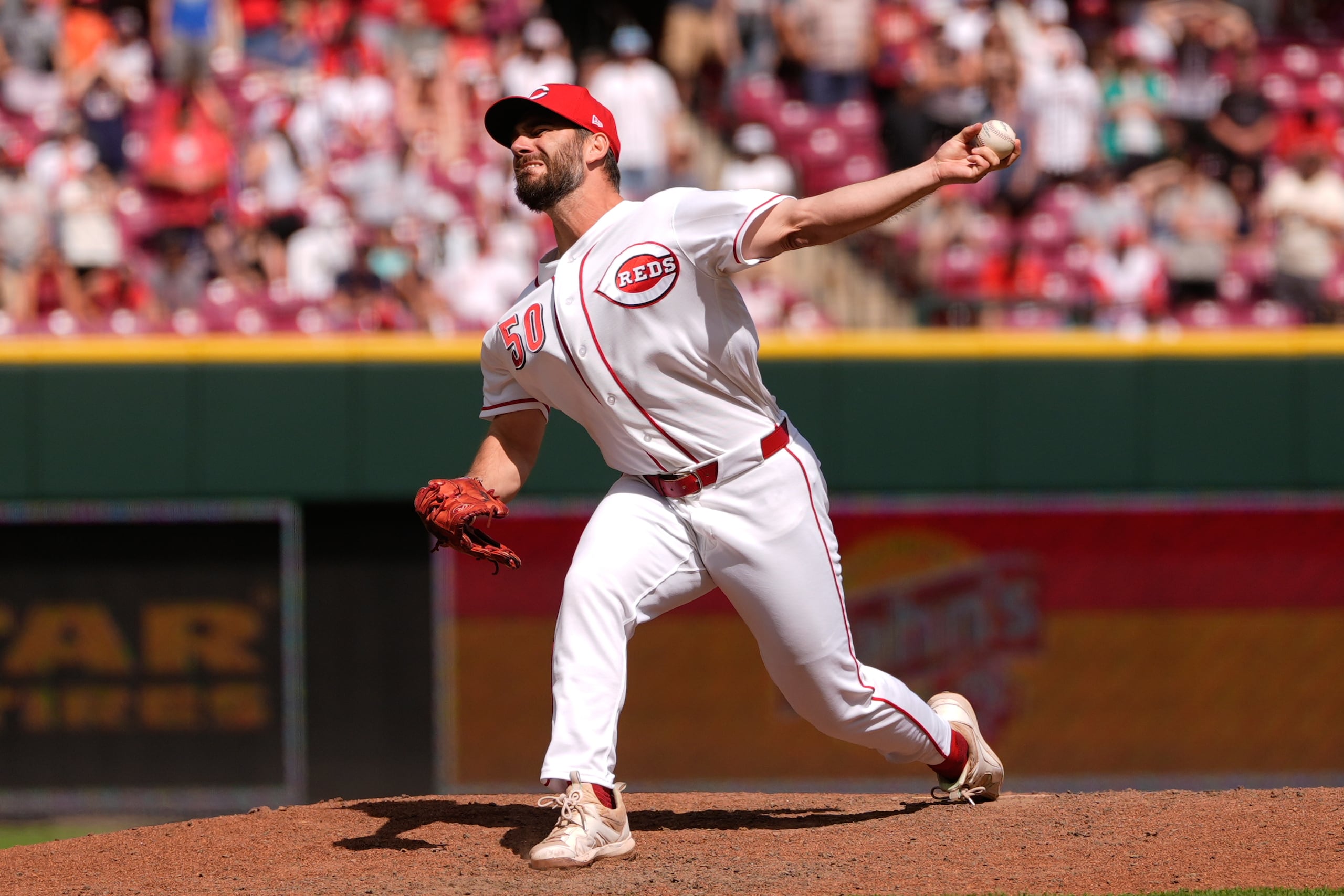 El pitcher de los Reds Sam Moll lanza la novena entrada ante los Braves.
