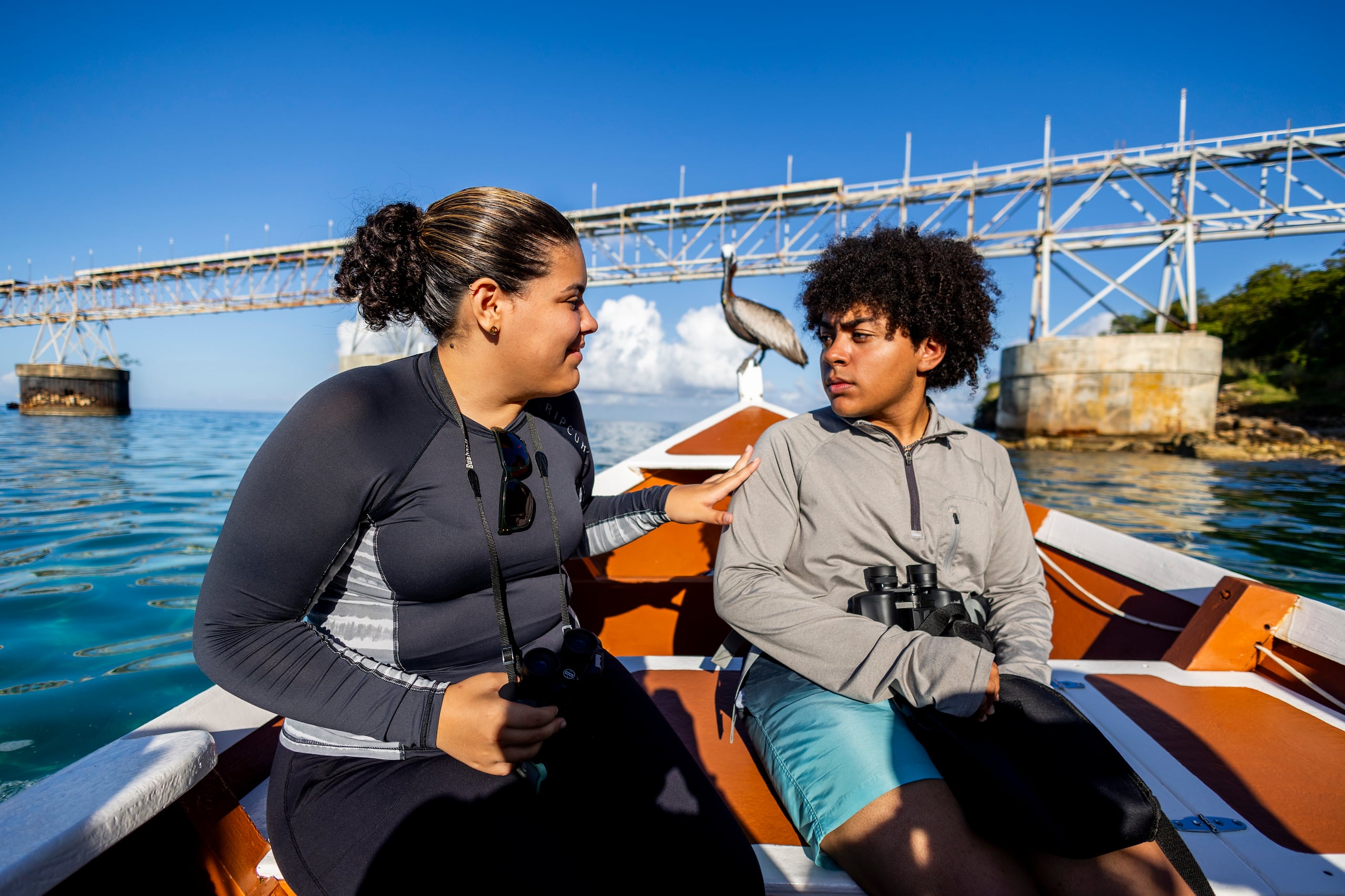 Desde la izquierda, Daylene Quiñones y Favián Acevedo, estudiantes de la UPR en Aguadilla que participan de un proyecto con pelícanos en la playa de Crashboat.
