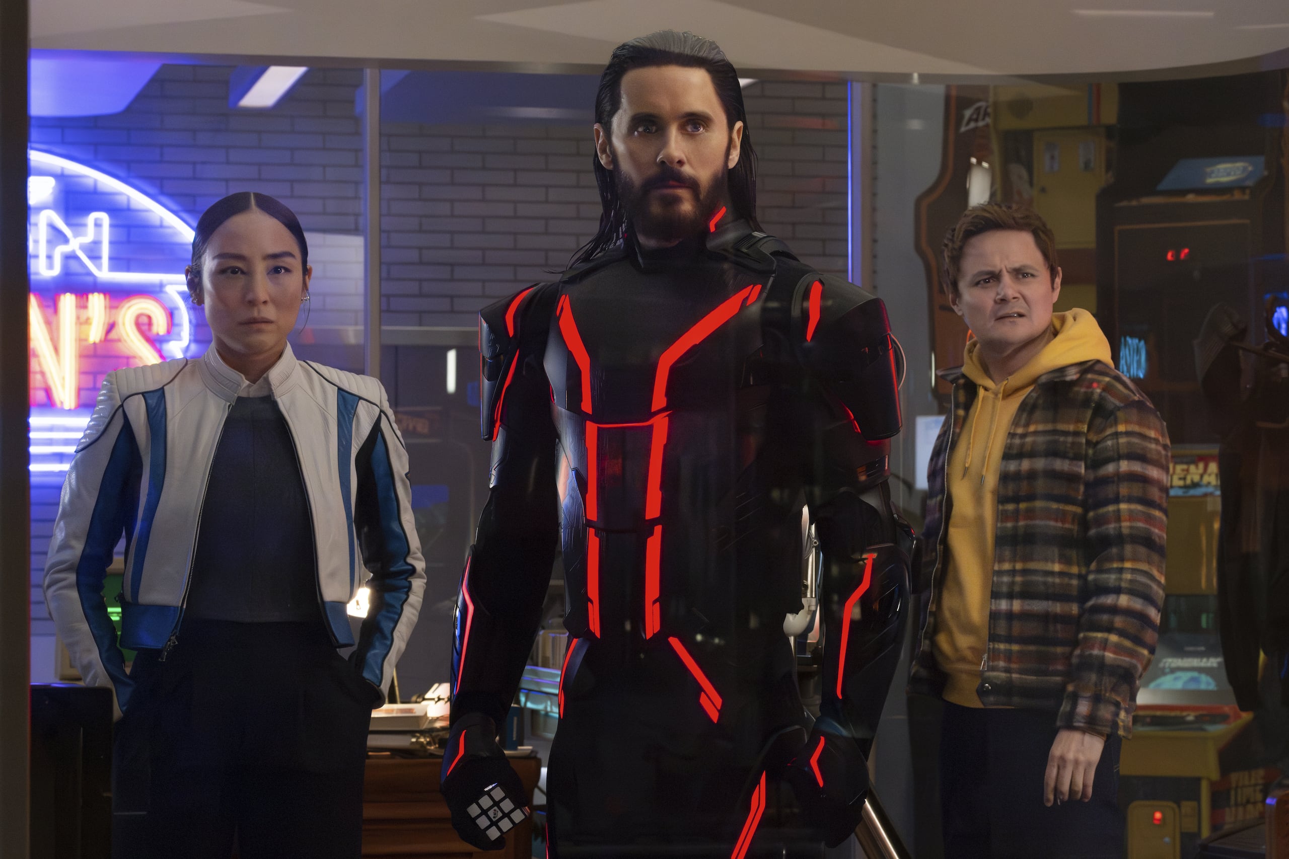 Desde la izquierda, Greta Lee, Jared Leto y Arturo Castro en una escena de “Tron: Ares”.