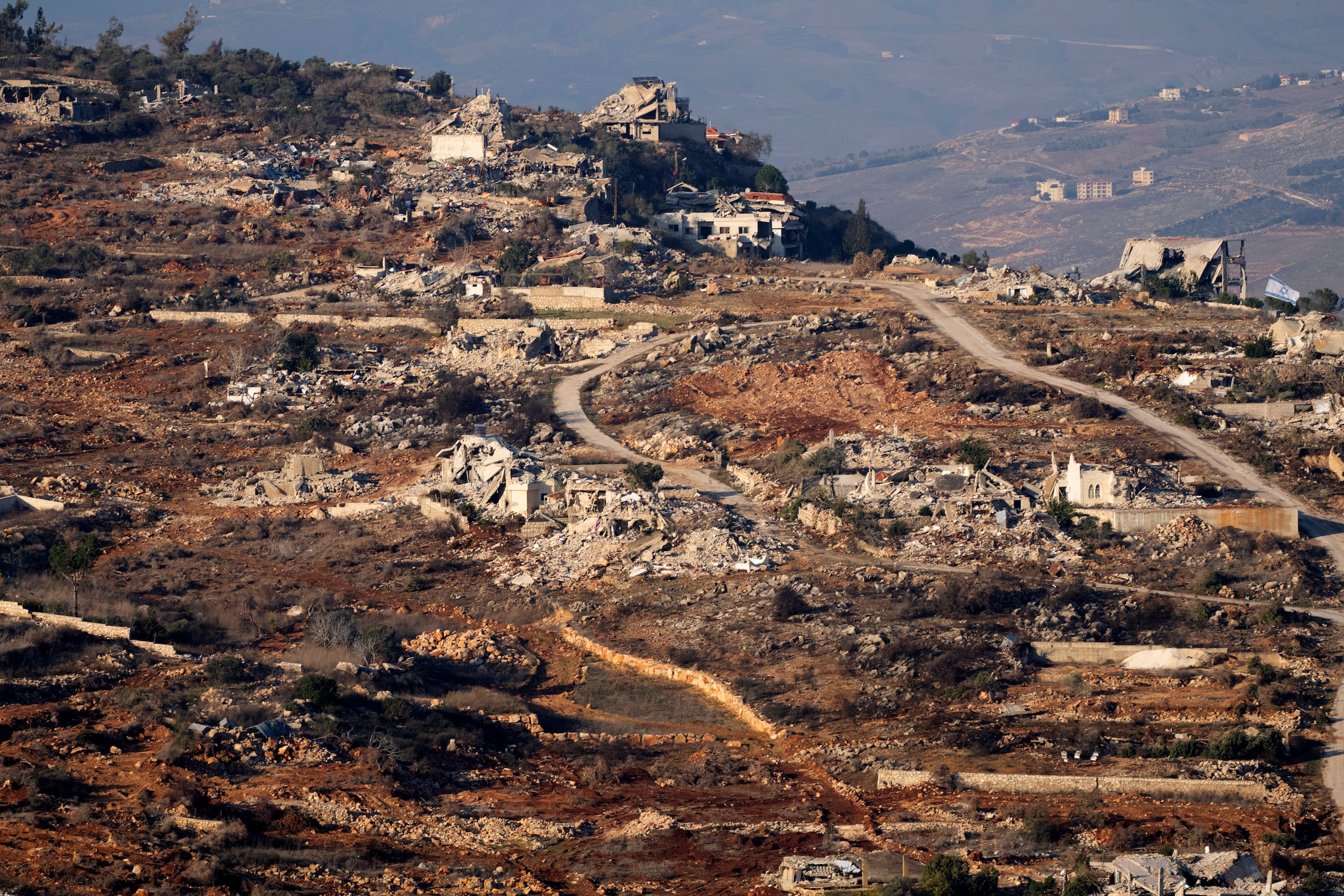 Edificios destruidos en la aldea de Kfar Kila, en el sur del Líbano, vistos desde el norte de Israel, martes 3 de diciembre de 2024. (AP foto/Maya Alleruzzo)