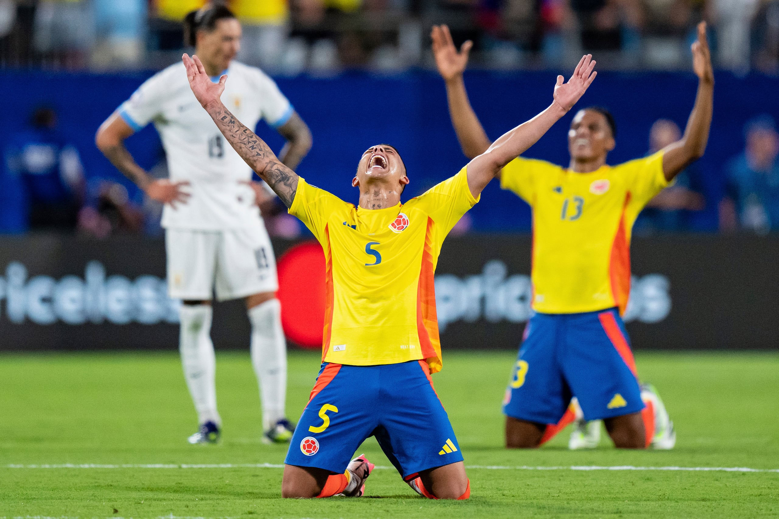 El colombiano Kevin Castaño celebra tras derrotar a Uruguay en las semifinales de la Copa América.