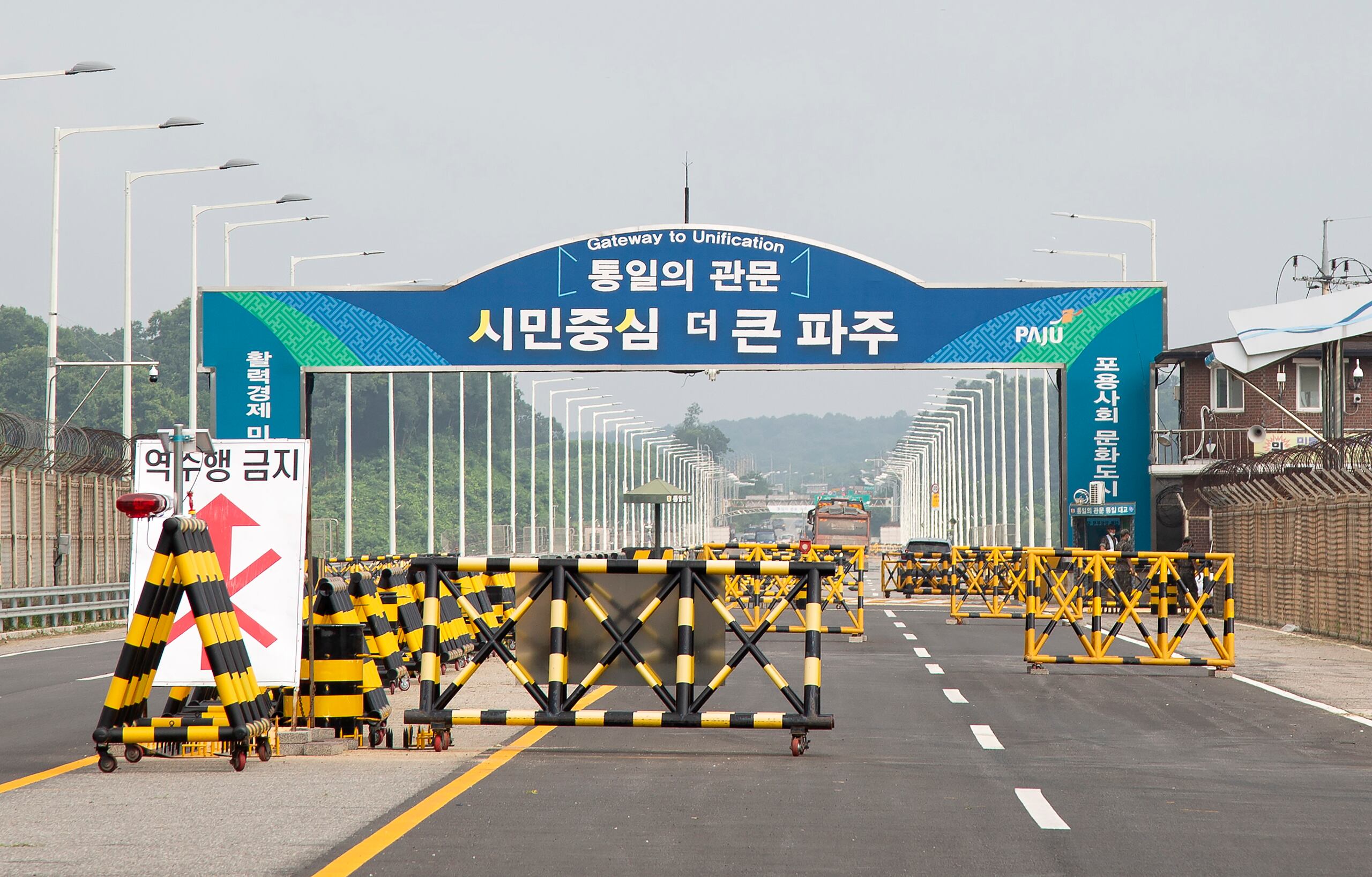 Registro general este miércoles, 19 de julio, de varias barricadas instaladas en un punto de control en el puente Tongil, cerca de la Zona Desmilitarizada (DMZ), en Paju (provincia de Gyeonggi-do, Corea del Sur). (EFE/Jeon Heon-Kyu)