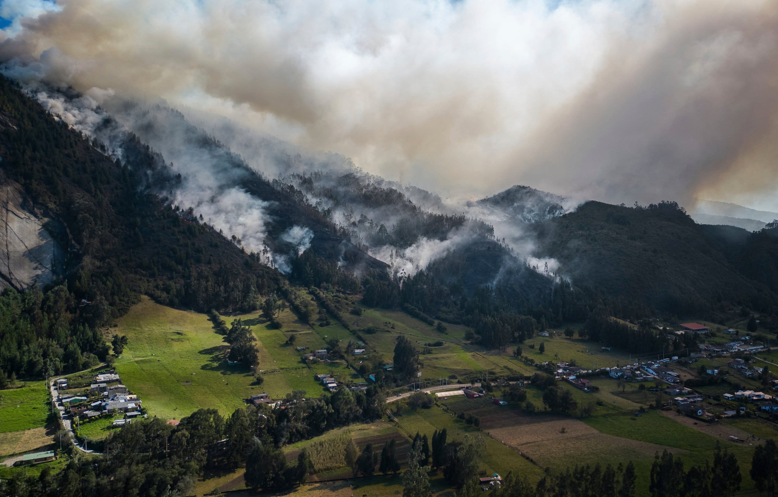 Los funcionarios tenían el fuego alrededor de la mitad contenida en la tarde del martes y esperaba extinguirlo en su totalidad el jueves.