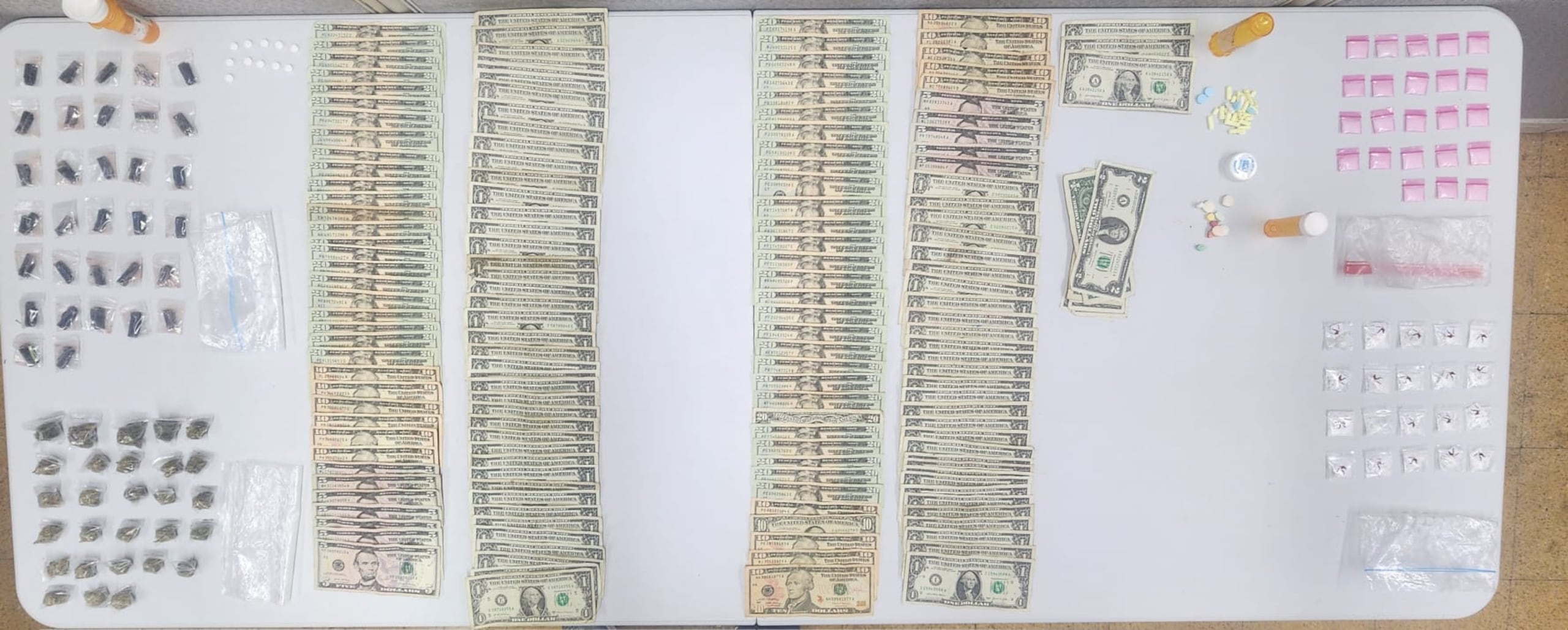 Drogas y dinero ocupado durante intervenciones en dos residenciales de Caguas.