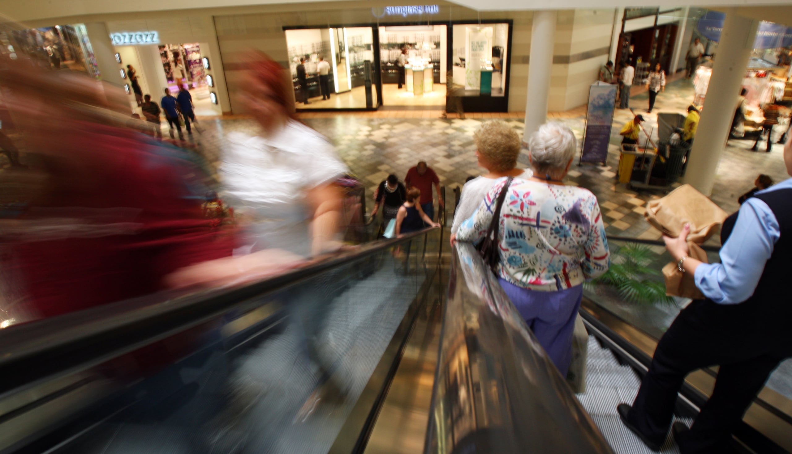 Según expertos consultados por CNN, este diseño también inspiró a otros tipos de establecimientos, como los supermercados, que están pensados para centrar la atención en los productos.