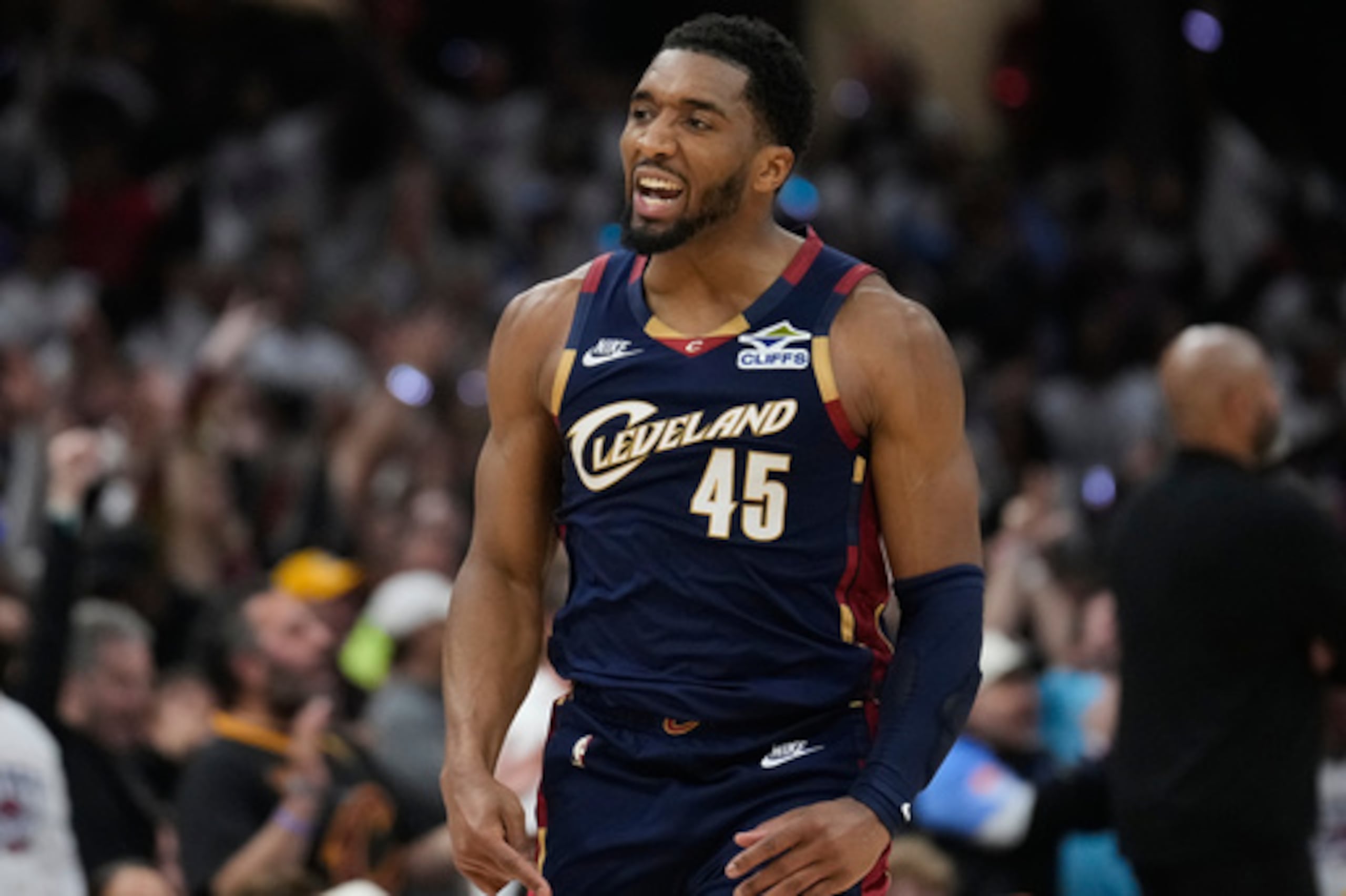 ARCHIVO - Donovan Mitchell (45), de los Cleveland Cavaliers, gesticula tras anotar una canasta de tres puntos en la segunda parte del cuarto partido de la segunda ronda de los playoffs de la NBA contra los Detroit Pistons, el 11 de mayo de 2026, en Cleveland. (Foto AP/Sue Ogrocki, archivo)