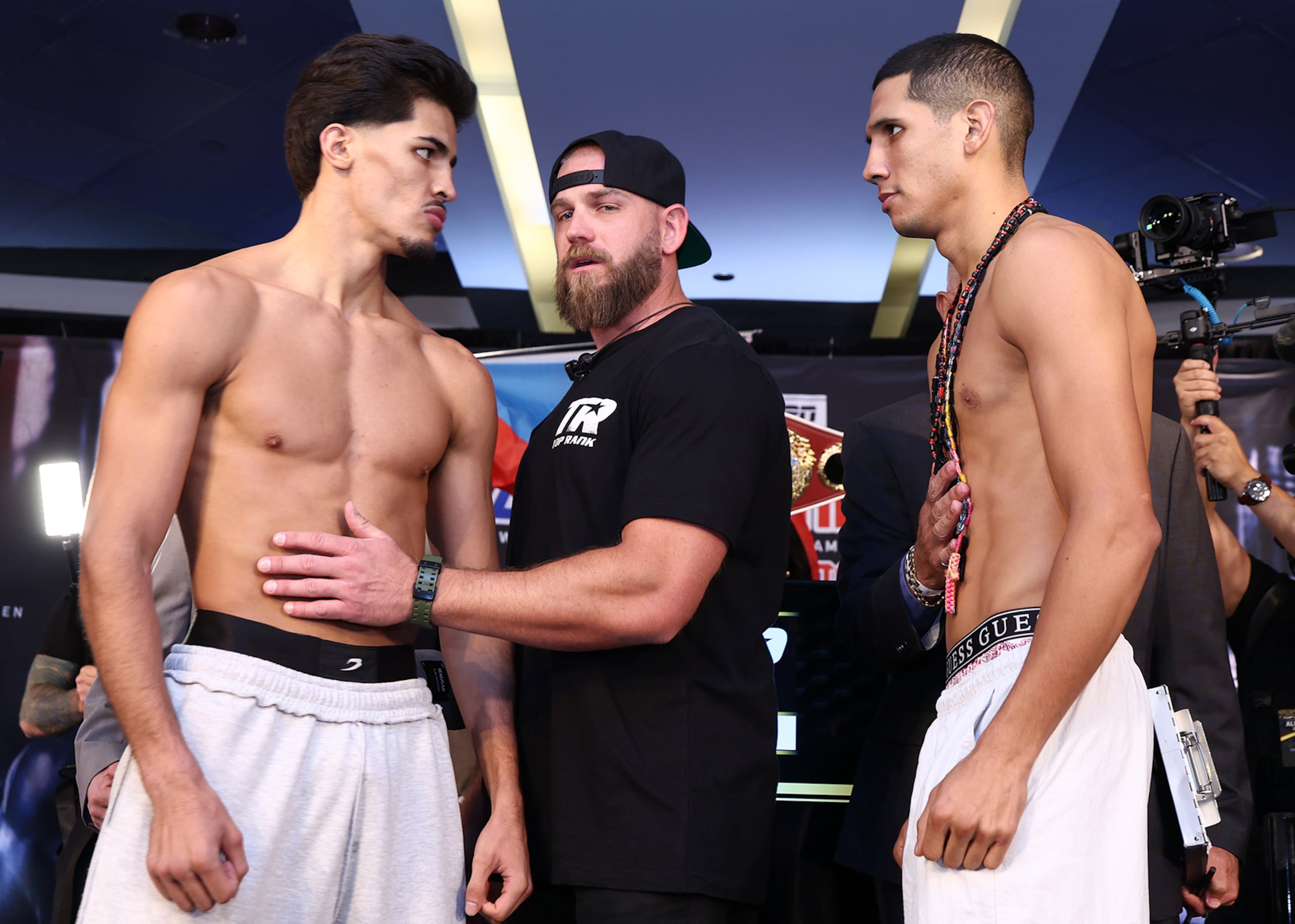 Xander Zayas y Jorge García Pérez se ven las caras en su pesaje rumbo a su pelea titular.