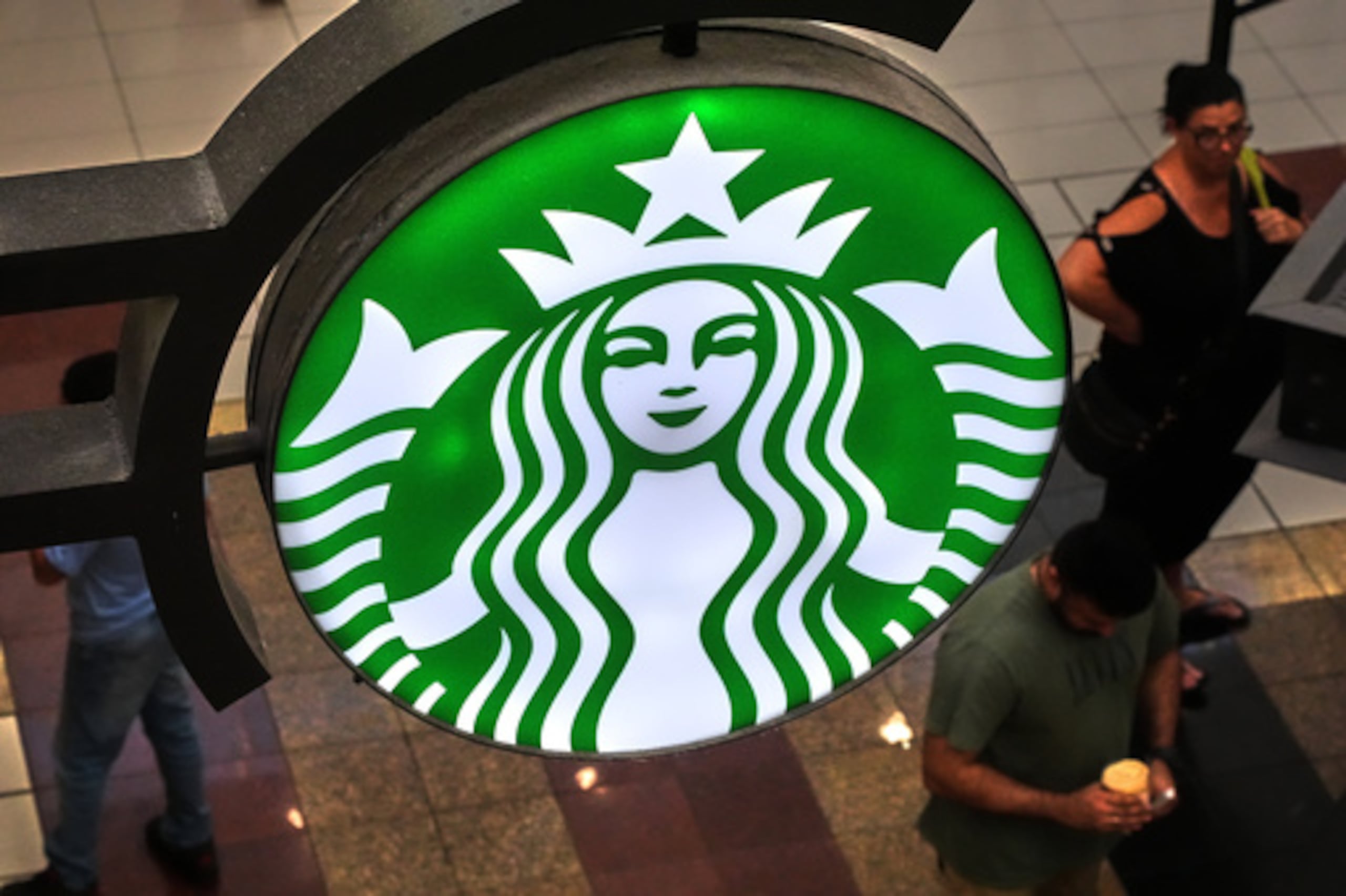 La empresa no precisó el jueves qué cafeterías cerrarán ni cuántas de ellas se encuentran en Estados Unidos.