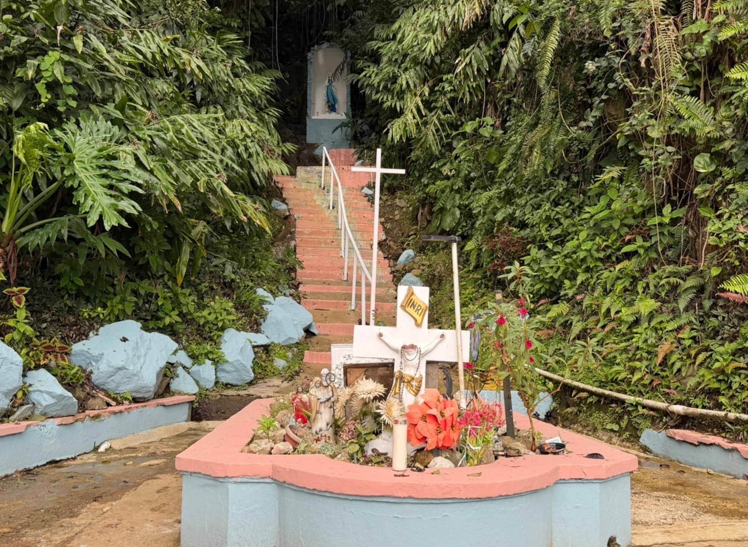 Algunos peregrinos caminan hasta siete u ocho horas desde los barrios de Guayama.