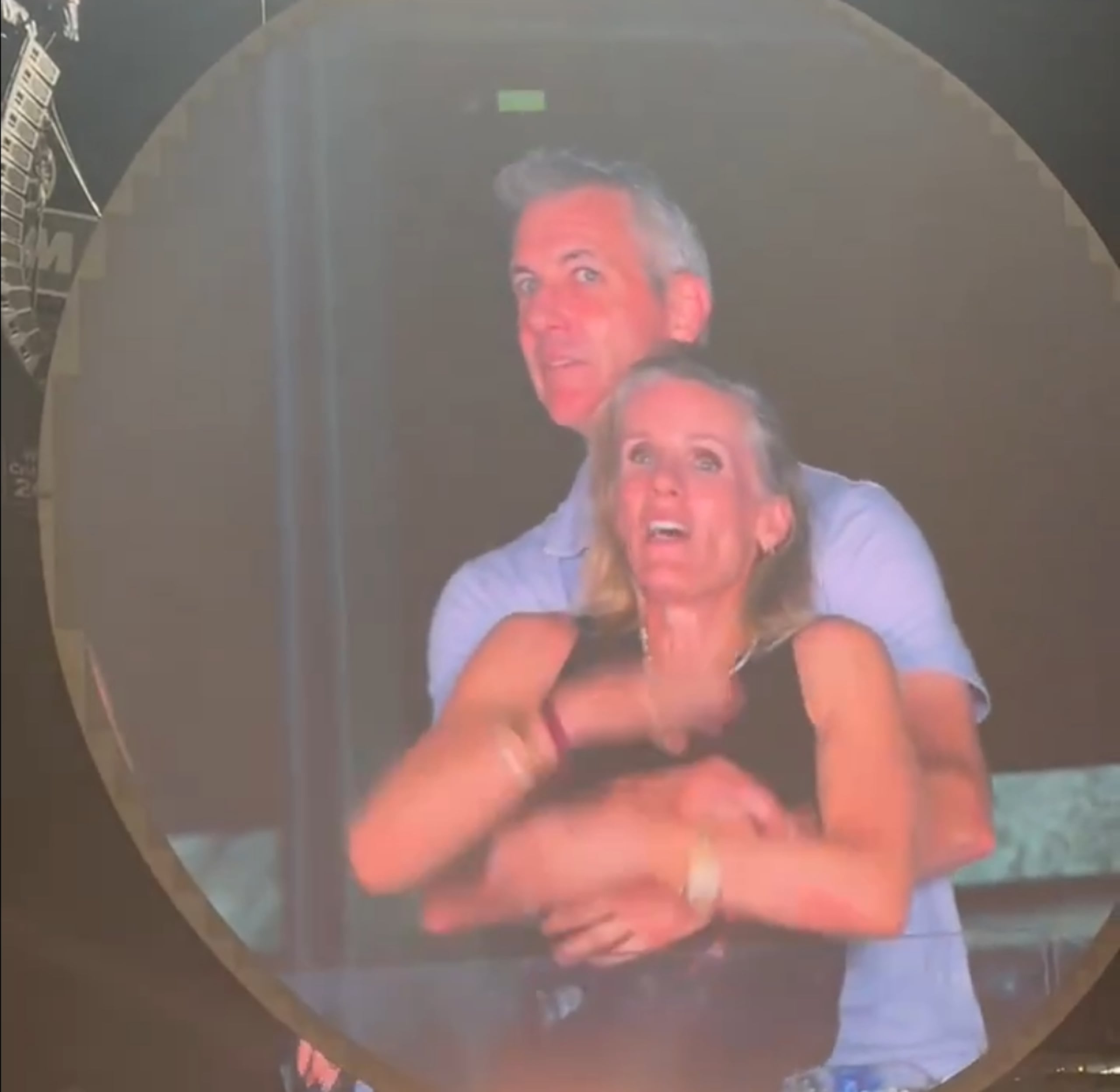 Andy Byron, director ejecutivo de Astronomer, y su jefa de recursos humanos, Kristin Cabot, fueron captados por la "kiss cam" de un concierto de Coldplay en la ciudad de Boston el año pasado.
