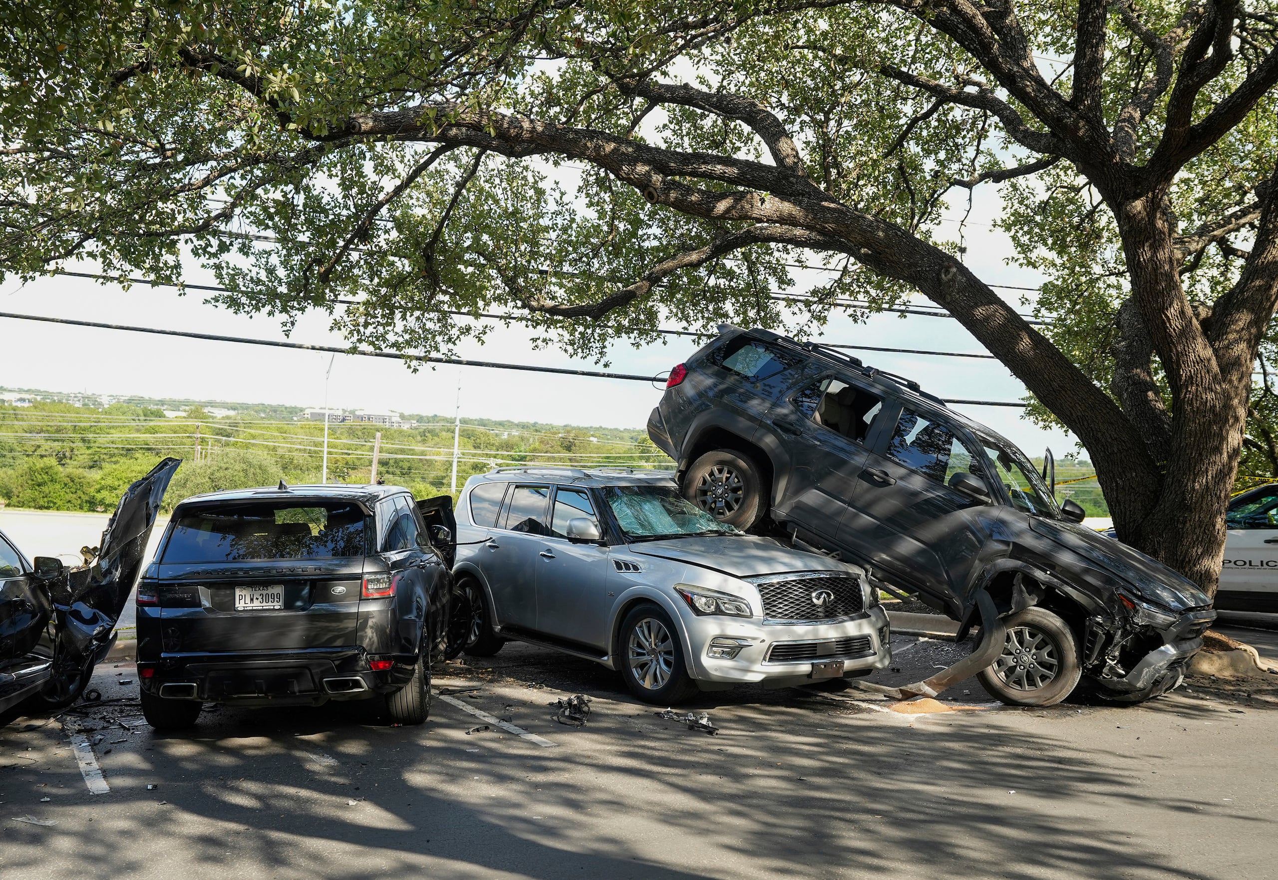 La escena de un accidente con varios vehículos, cuando la 4-Runner robada y conducida por el sospechoso del tiroteo en Target chocó contra un Volkswagen antes de quedar encima de una camioneta Infiniti, cerca de North Mopac Expressway Service Road y Executive Center Drive, en Austin, Texas, el lunes 11 de agosto de 2025.