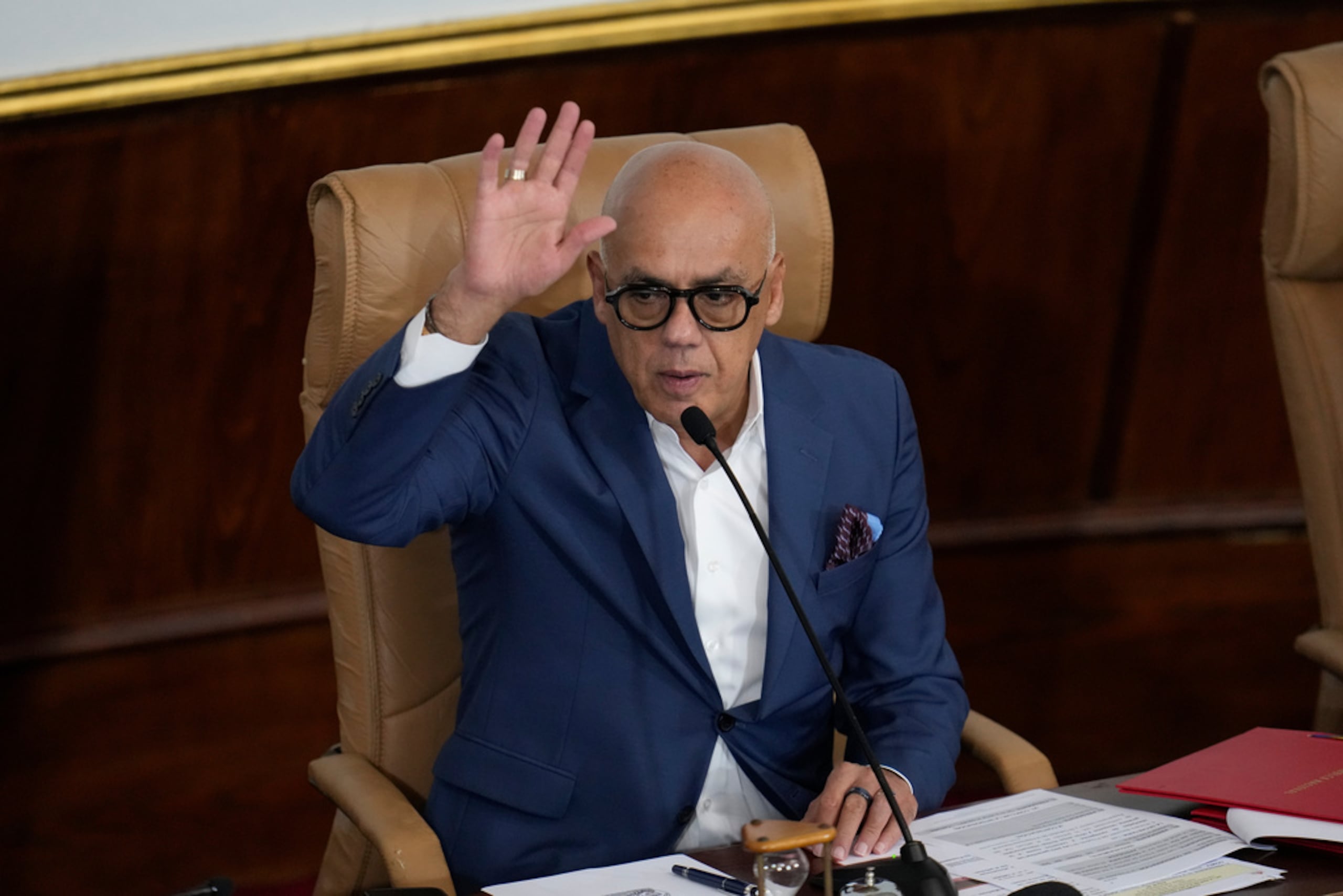 El presidente de la Asamblea Nacional, Jorge Rodríguez, levanta la mano durante una sesión extraordinaria en Caracas, Venezuela, el lunes 22 de diciembre de 2025.