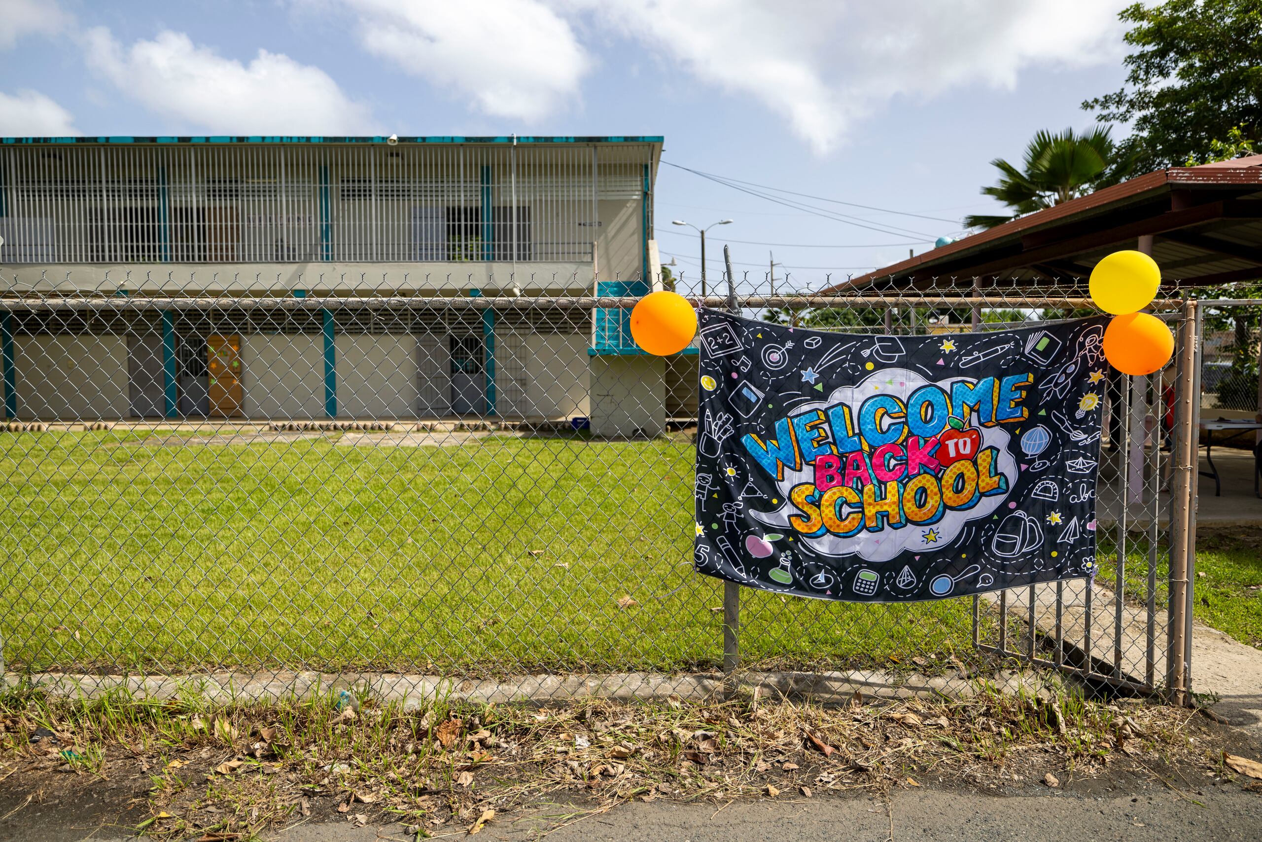 La Resolución Conjunta insta al Departamento de Educación de Puerto Rico a documentar las temperaturas promedio y máximas de los salones de clase y realizar estudios para adaptar la infraestructura para atender este problema.