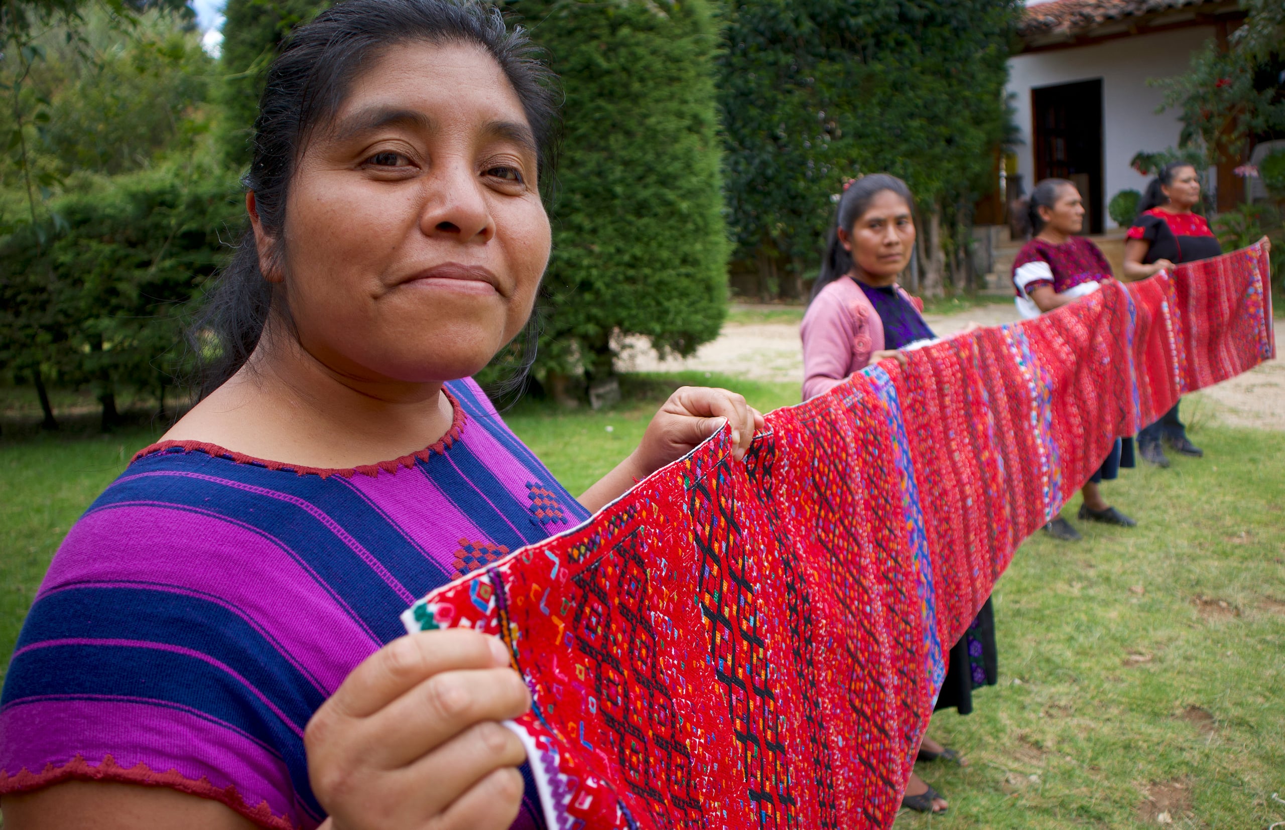 Indígenas artesanas tsotsiles muestran sus tejidos este viernes, en San Cristóbal de las Casas, Chiapas (México). (EFE/ Vanessa García Blanca)