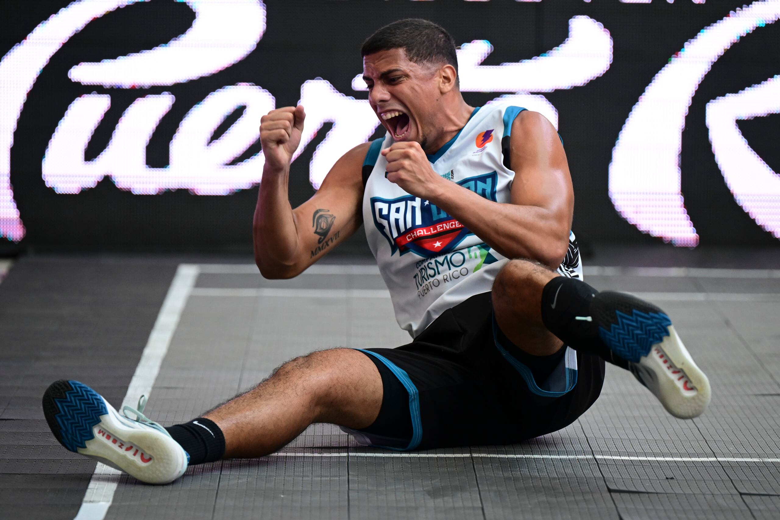 Luis Cuascut celebra un canasto por el Team San Juan.