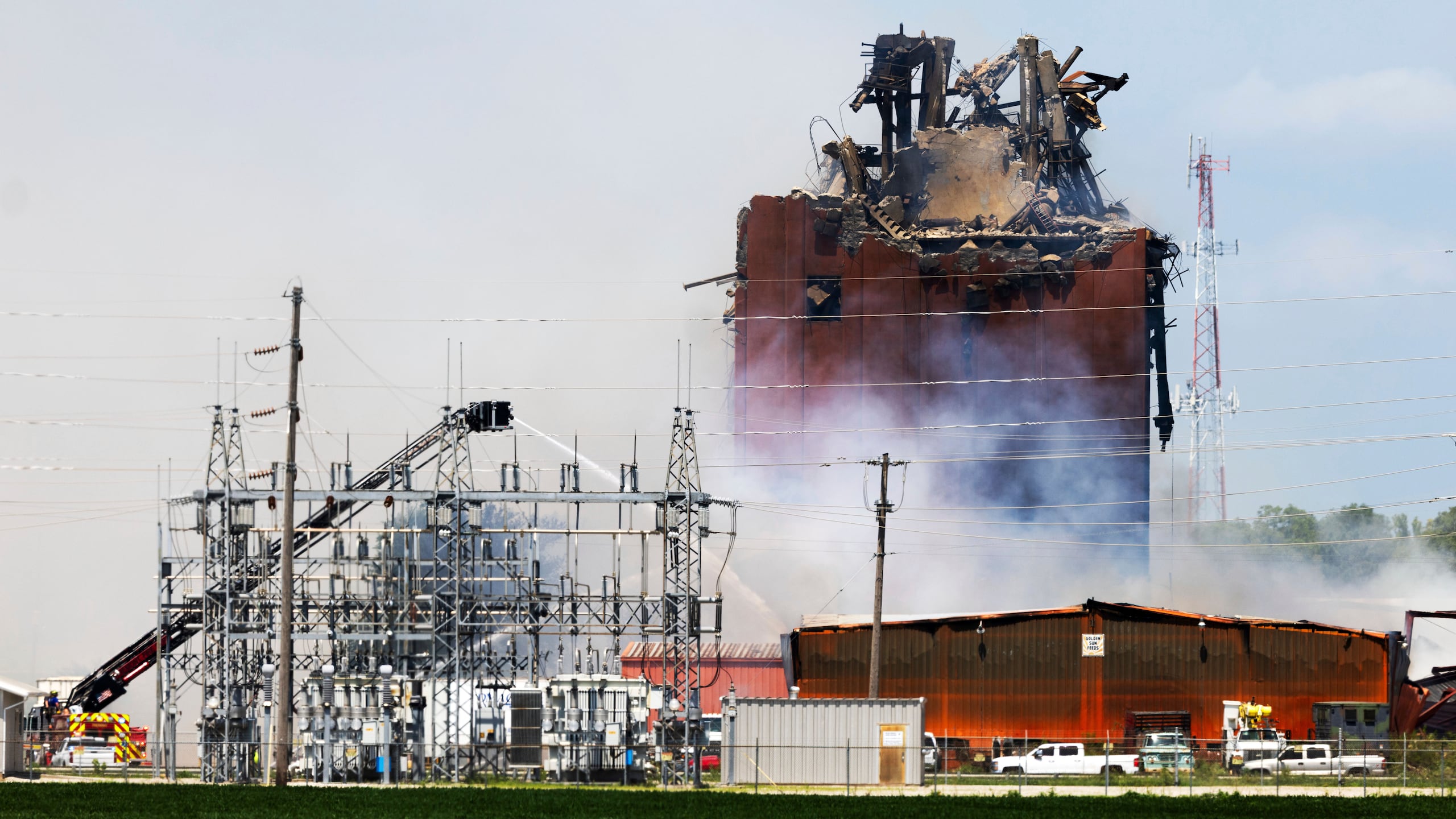 Las fotos tomadas después de la explosión muestran la parte superior de la alta torre de la instalación, arrancada, dejando al descubierto metal retorcido y revestimiento desgarrado.