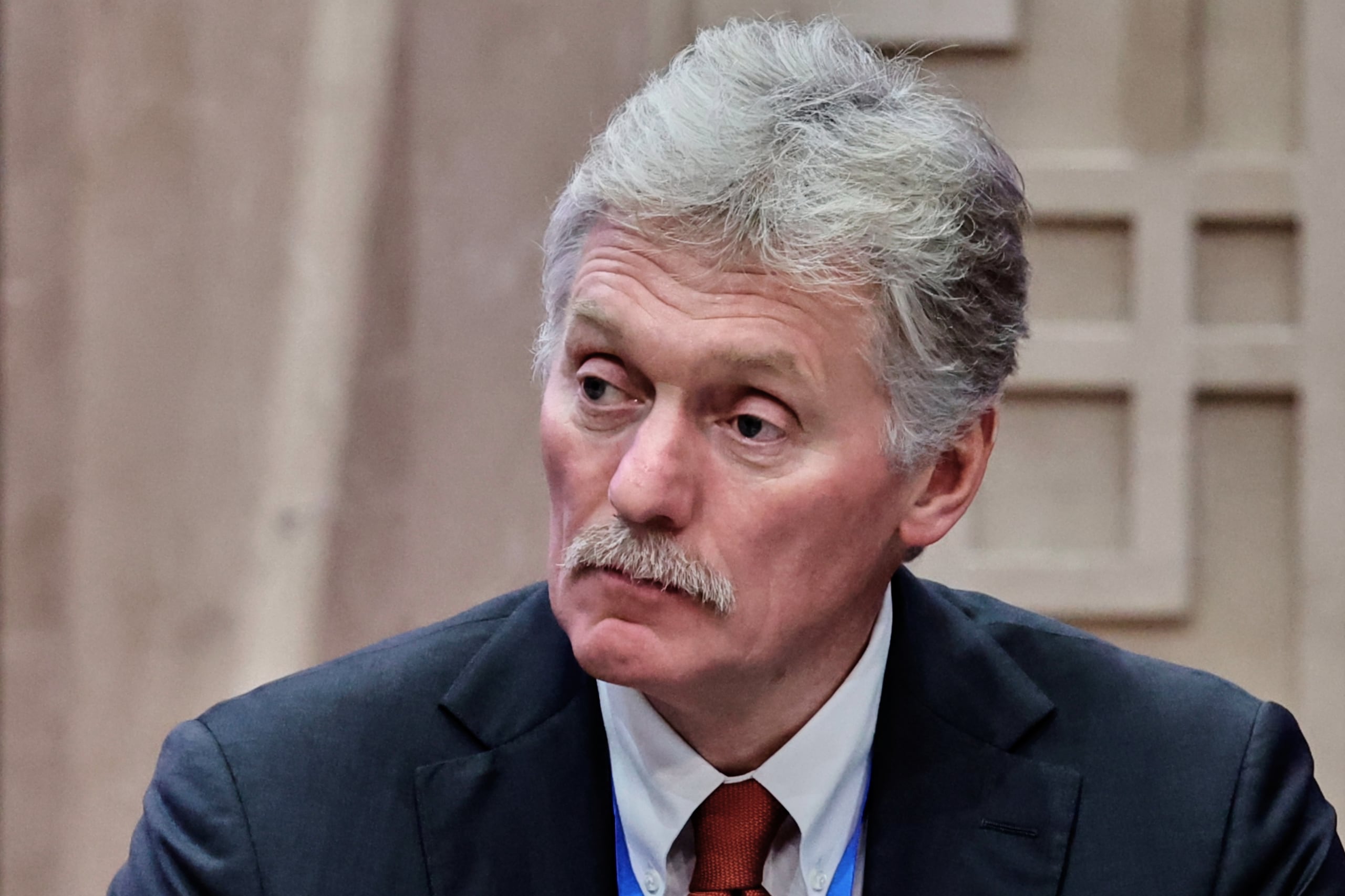 El vocero del gobierno ruso Dmitry Peskov asiste a conversaciones Rusia-Kirguistán en Bishkek, Kirguistán, el 26 de noviembre del 2025. (Alexander Kazakov, Sputnik, Kremlin Pool Photo via AP)
