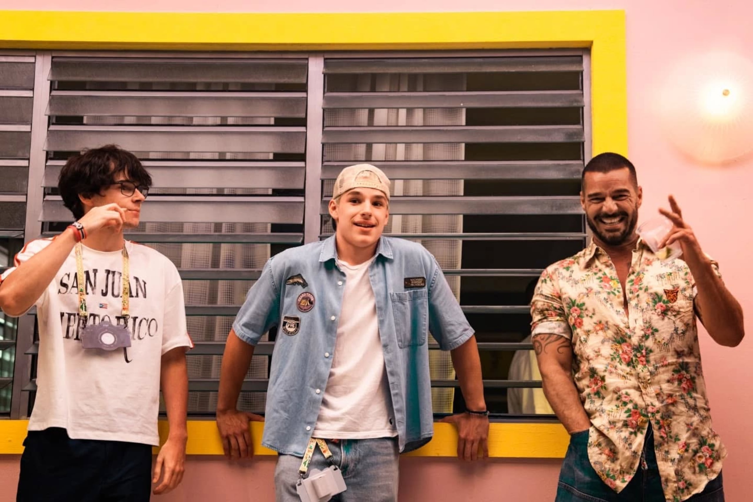 Ricky Martin y sus gemelos Valentino y Matteo en la casa rosa de Bad Bunny en uno de sus conciertos.