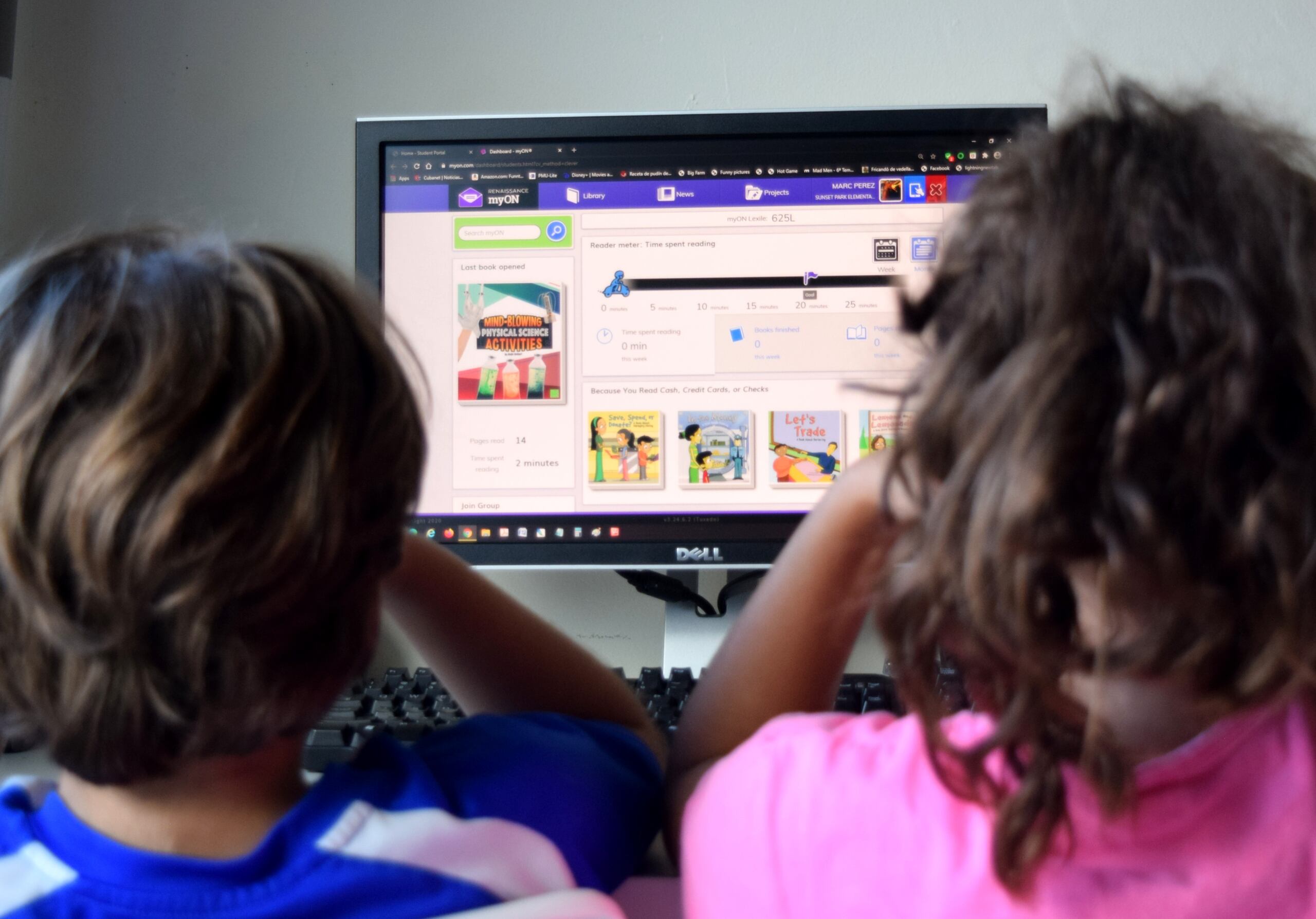 La creación de un entorno rico en estímulos lingüísticos, el uso de tecnologías y aplicaciones interactivas ayudarán a que los pequeños se involucren en el uso del nuevo idioma.