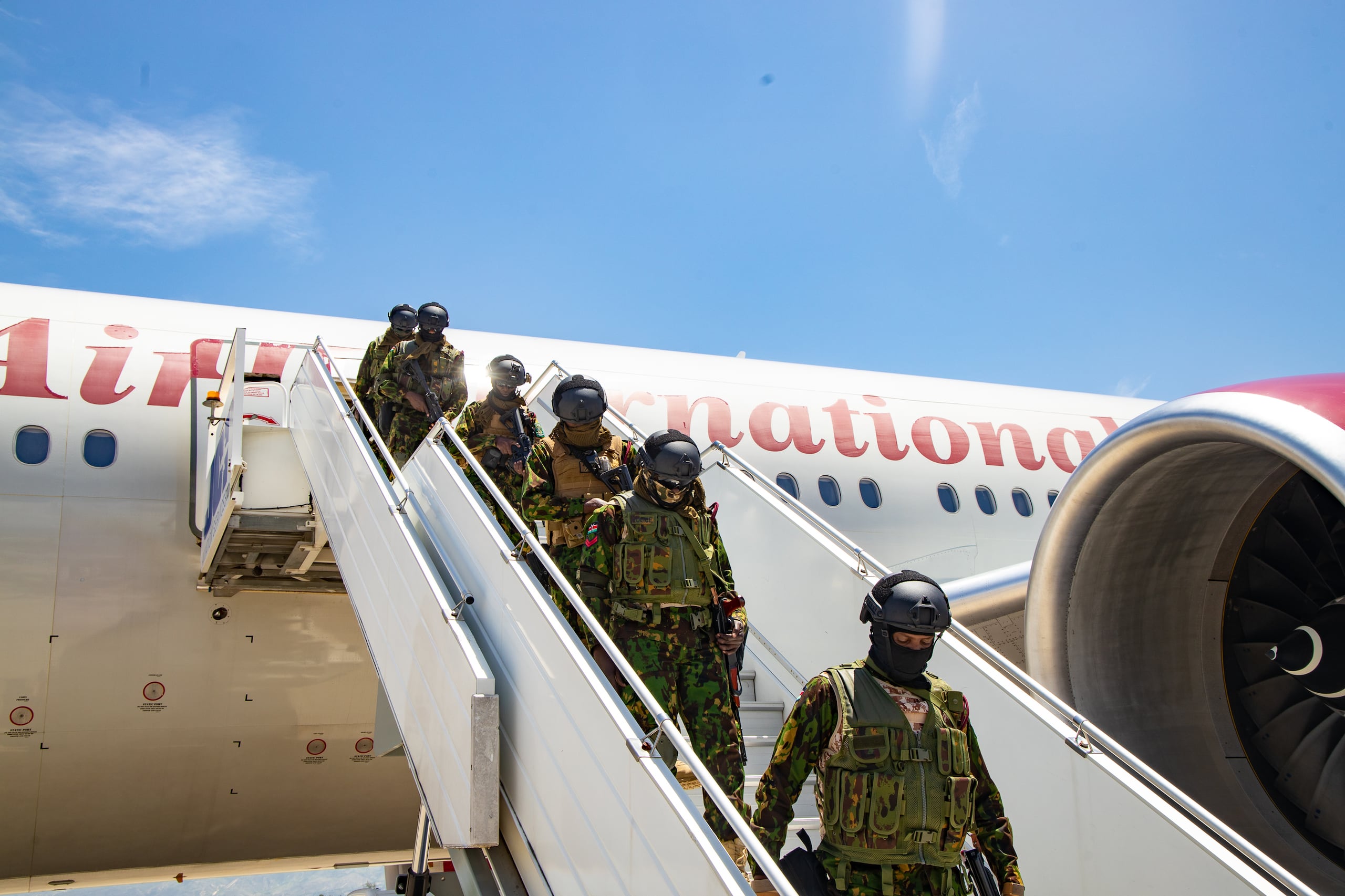 Tras desembarcar, los agentes bailaron y cantaron en la pista del aeropuerto. Luego marcharon al paso, gritando palabras en su propio idioma.