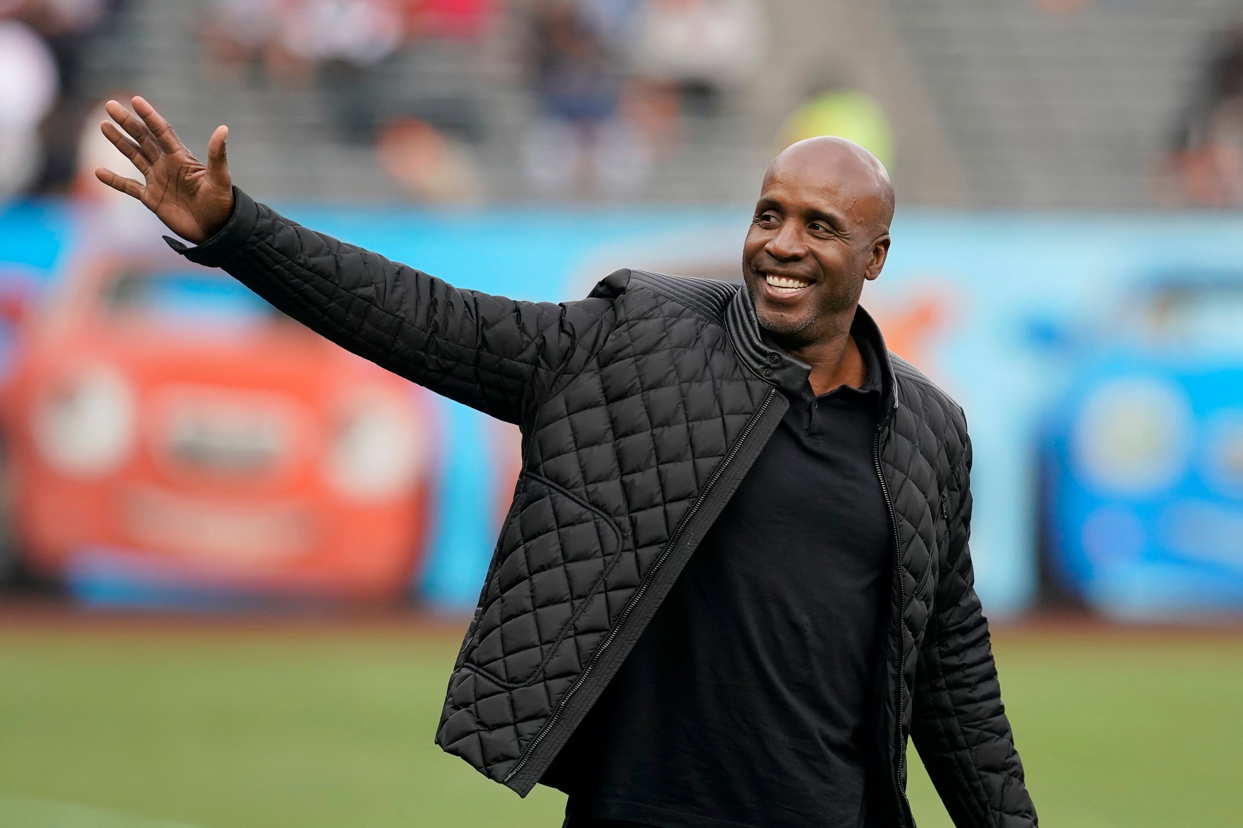 Barry Bonds, exjugador de los Giants de San Francisco, saluda al público antes de una ceremonia en honor a la extaltación de Hunter Pence al Salón de la Fama de la organización.