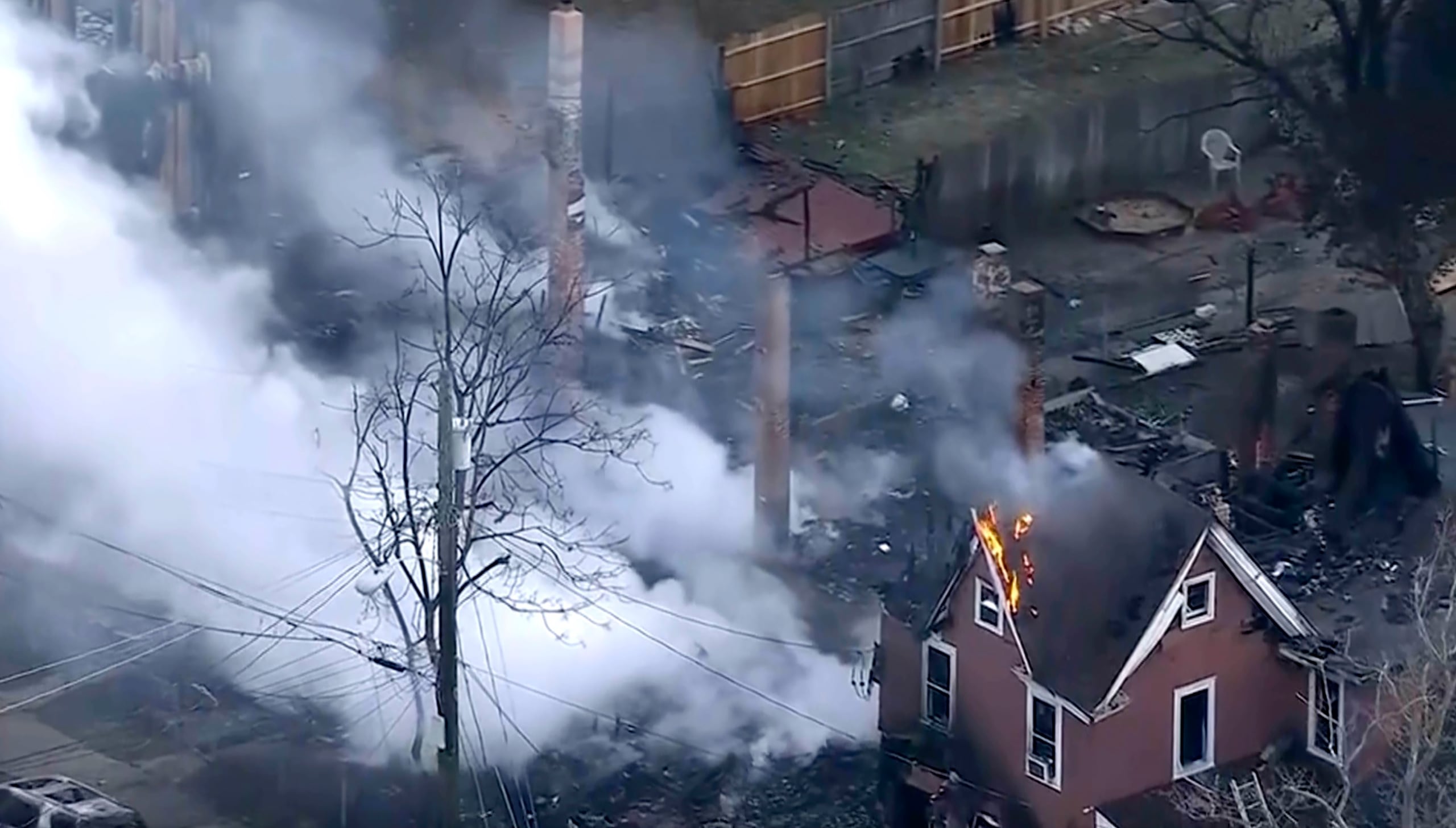 Foto tomada de video de la emisora WPVI que muestra las casas afectadas por el incendio en Millville, Nueva Jersey, el 10 de abril del 2025. (WPVI via AP)